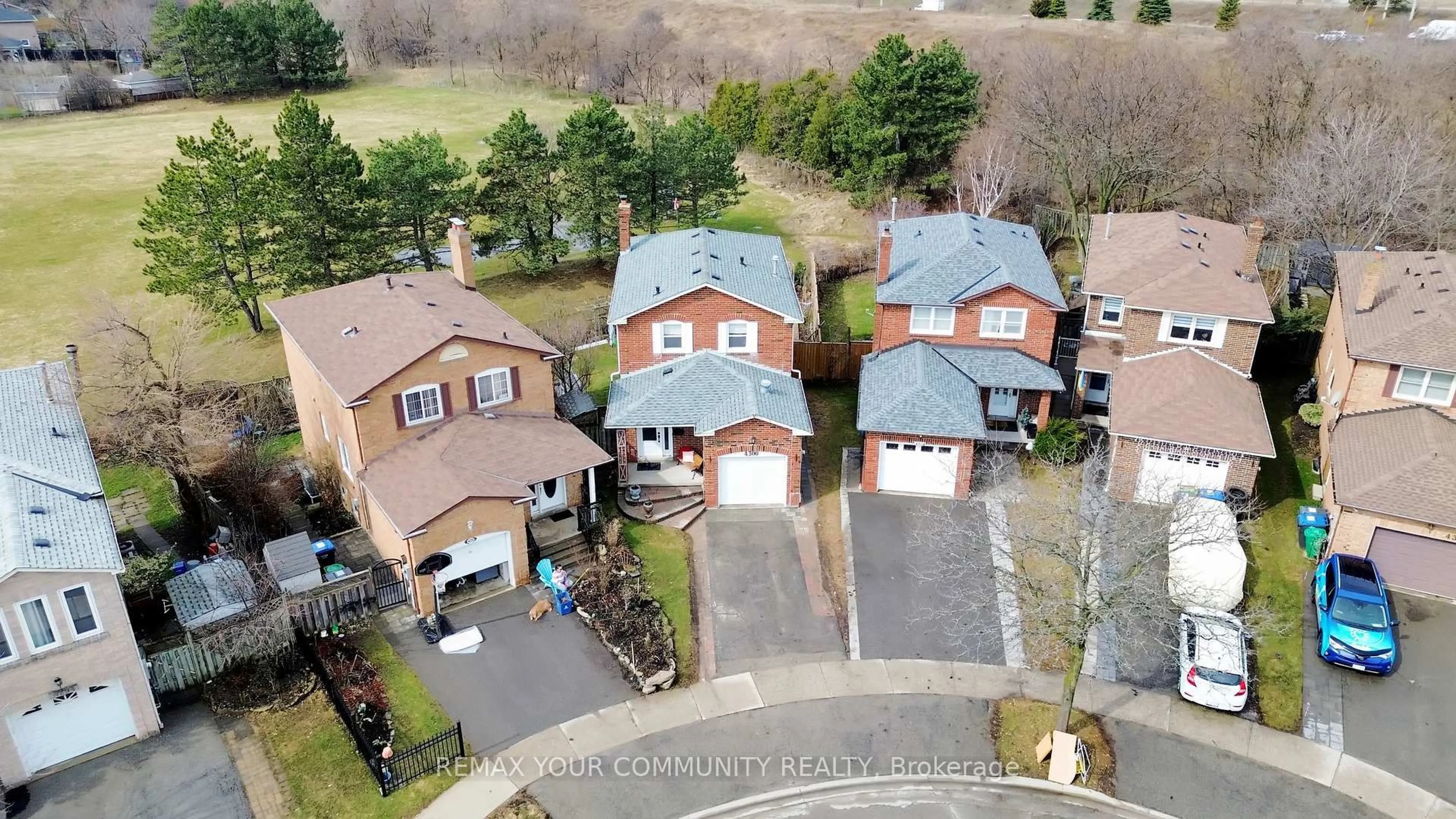 A pic from outside/outdoor area/front of a property/back of a property/a pic from drone, street for 4300 Beacon Lane, Mississauga Ontario L5C 3V9