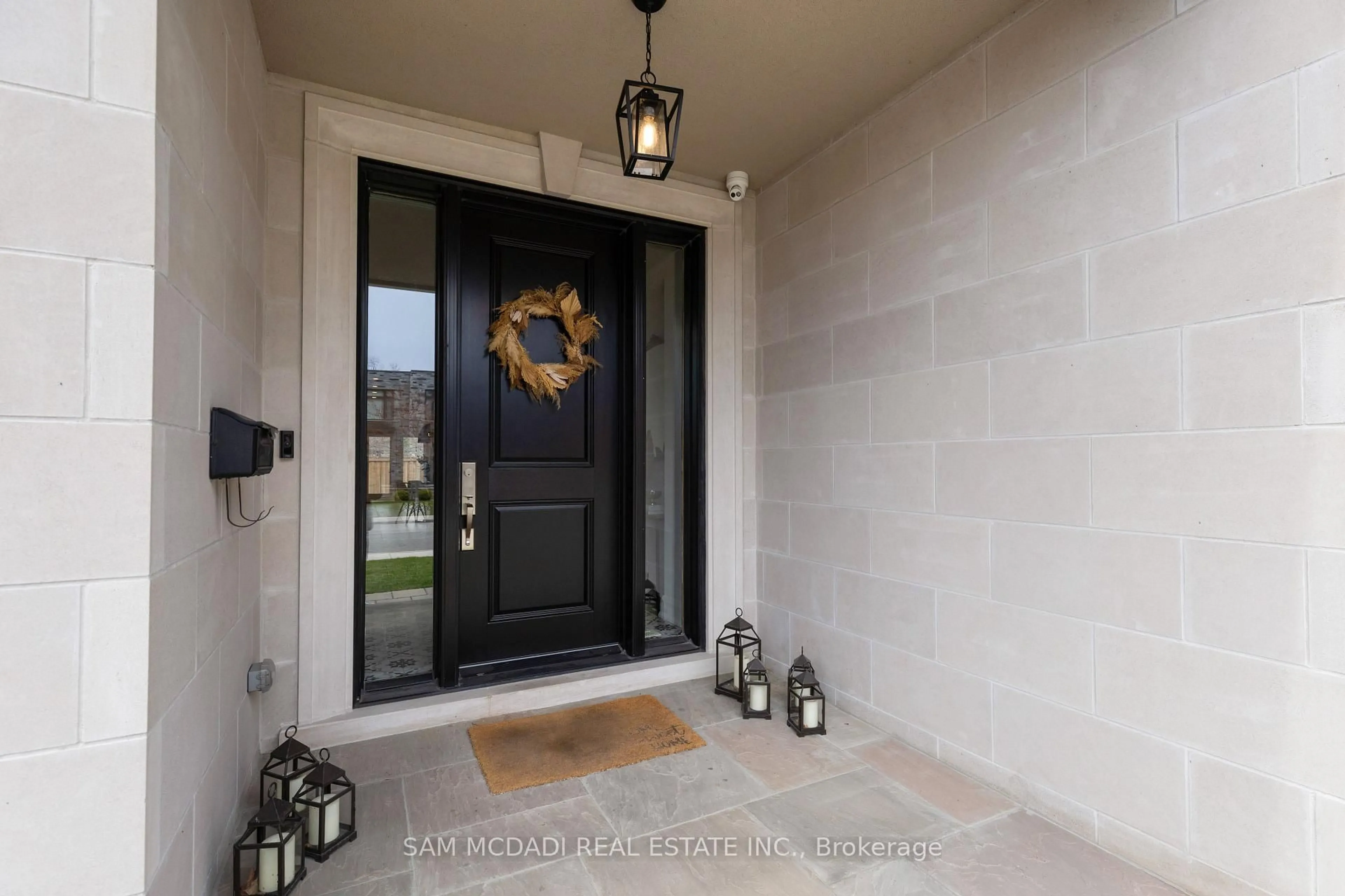 Indoor entryway for 4 Iroquois Ave, Mississauga Ontario L5G 1M6