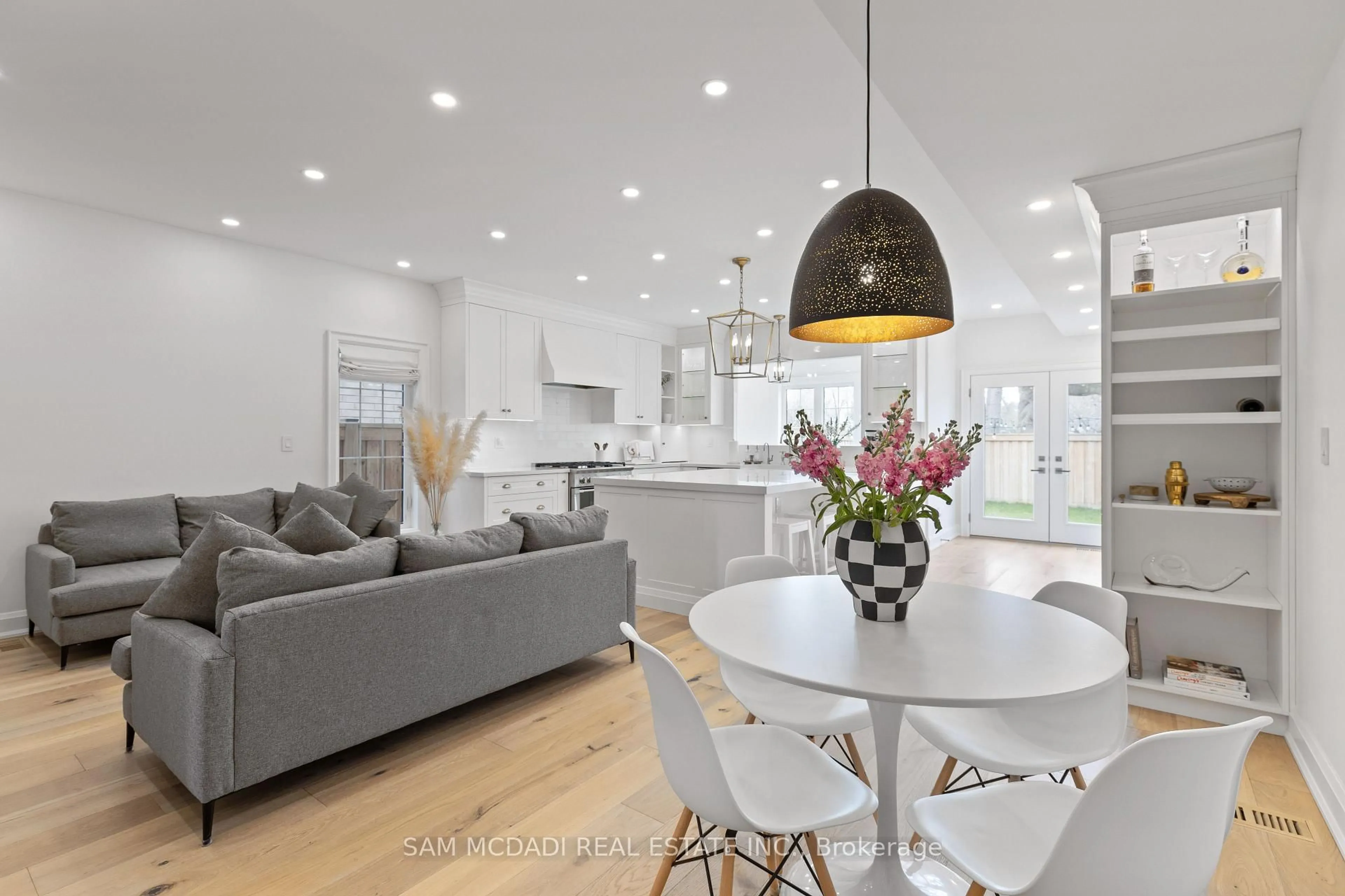 Open concept kitchen, unknown for 4 Iroquois Ave, Mississauga Ontario L5G 1M6