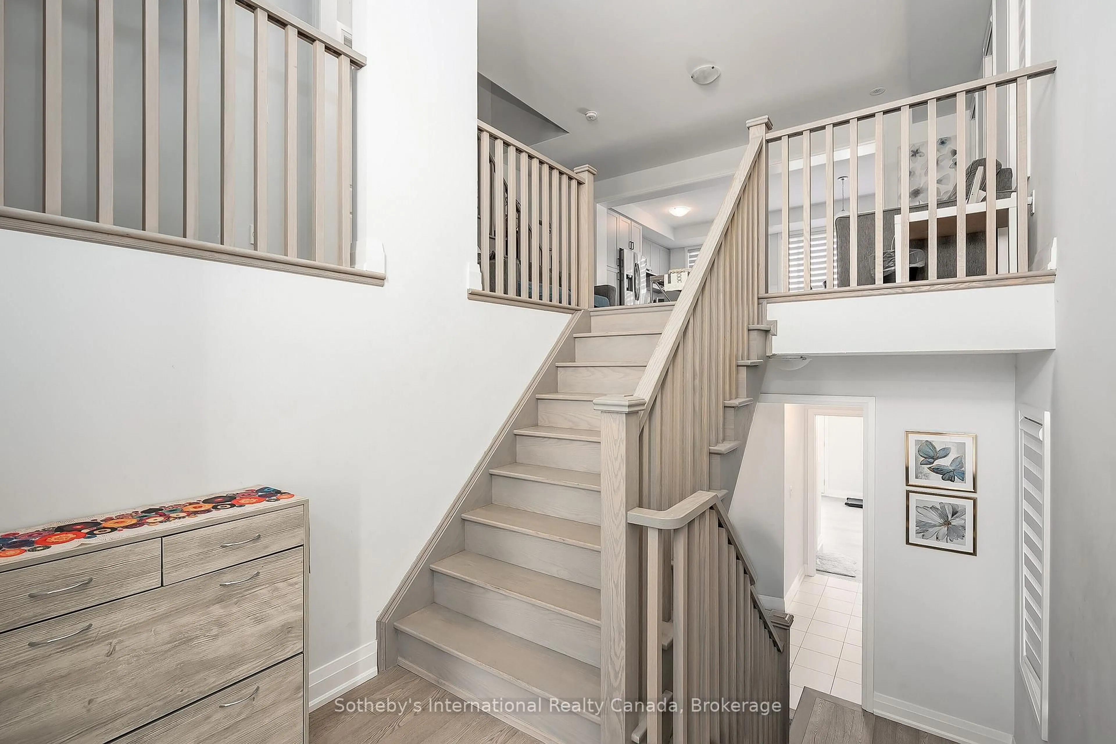 Stairs for 1492 Yellow Rose Circ, Oakville Ontario L6M 4G3