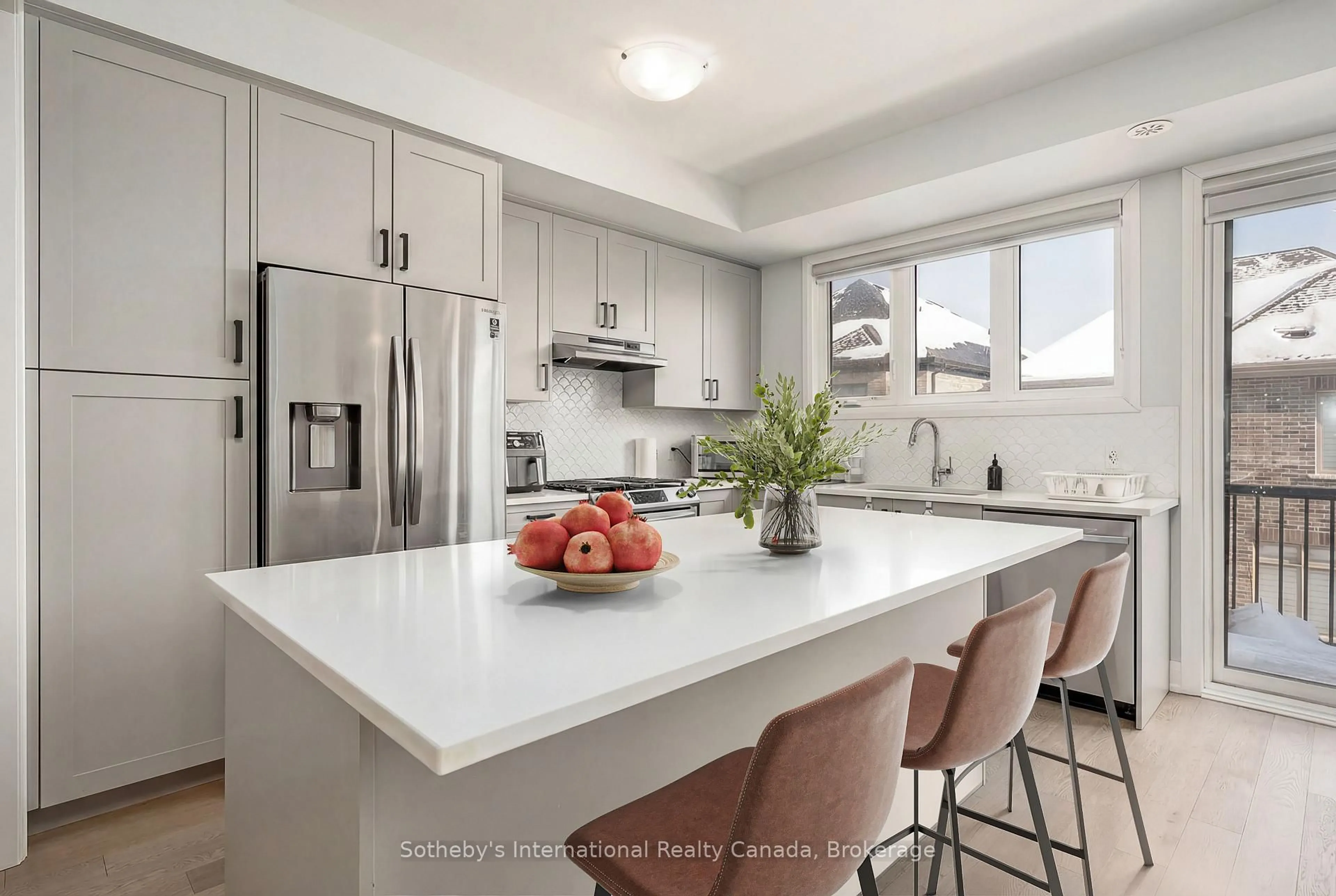 Open concept kitchen, ceramic/tile floor for 1492 Yellow Rose Circ, Oakville Ontario L6M 4G3