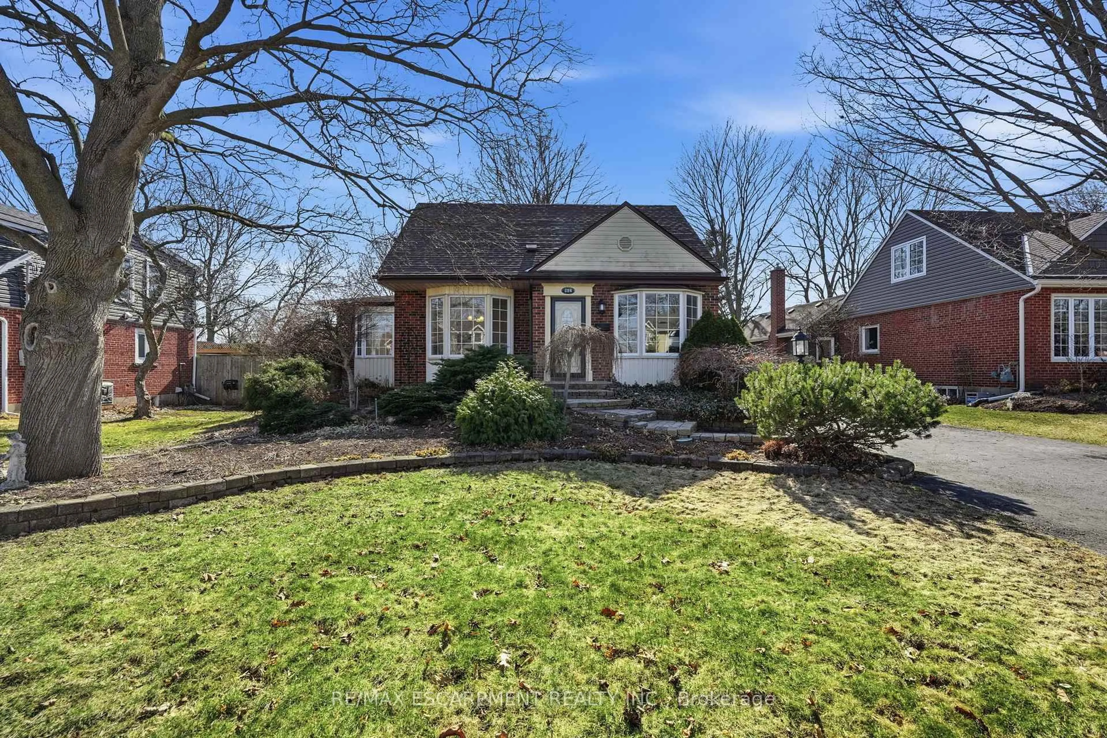 Home with brick exterior material, street for 952 Danforth Ave, Burlington Ontario L7T 1S8