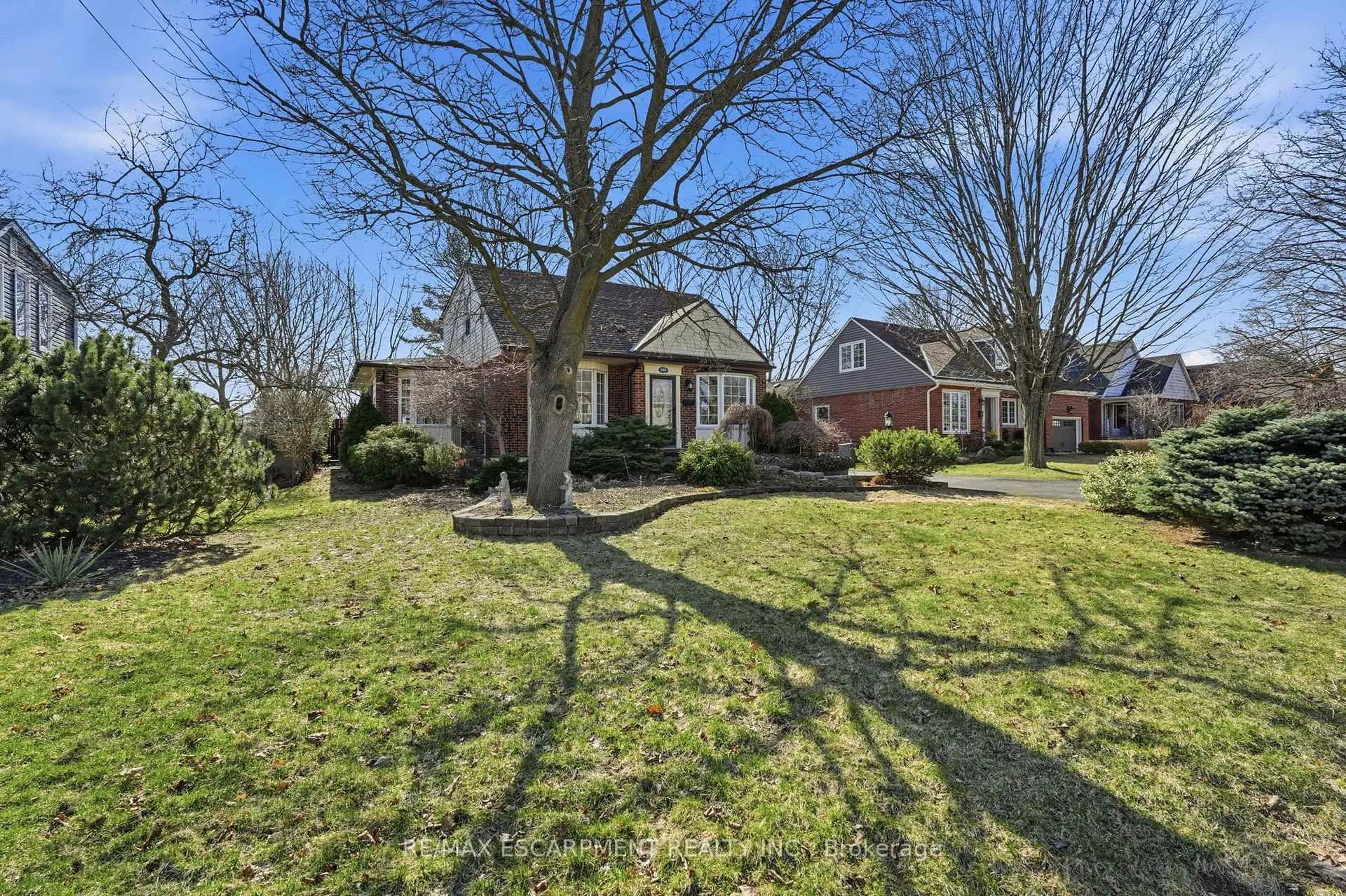 A pic from outside/outdoor area/front of a property/back of a property/a pic from drone, street for 952 Danforth Ave, Burlington Ontario L7T 1S8