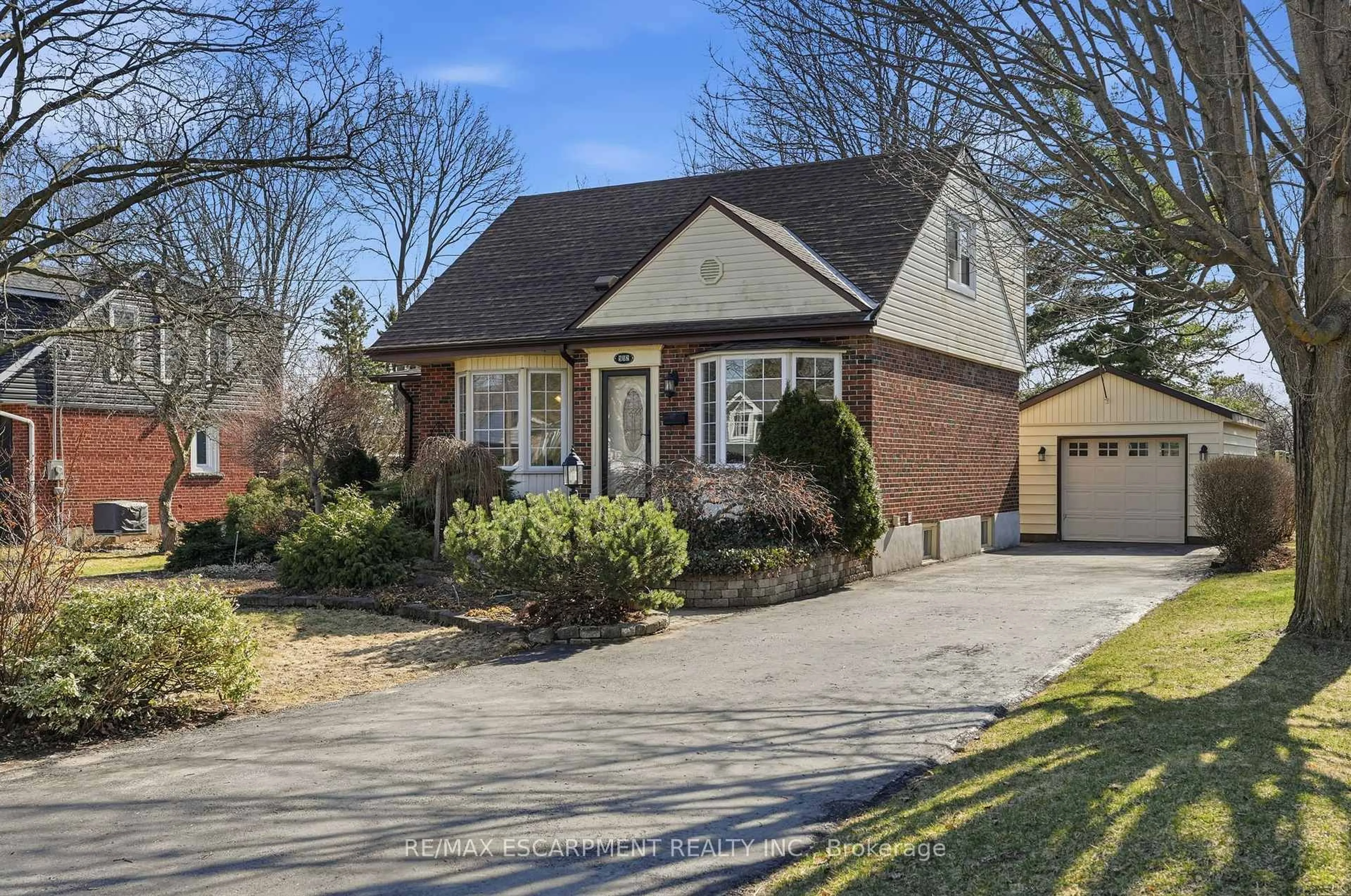 Home with brick exterior material, street for 952 Danforth Ave, Burlington Ontario L7T 1S8