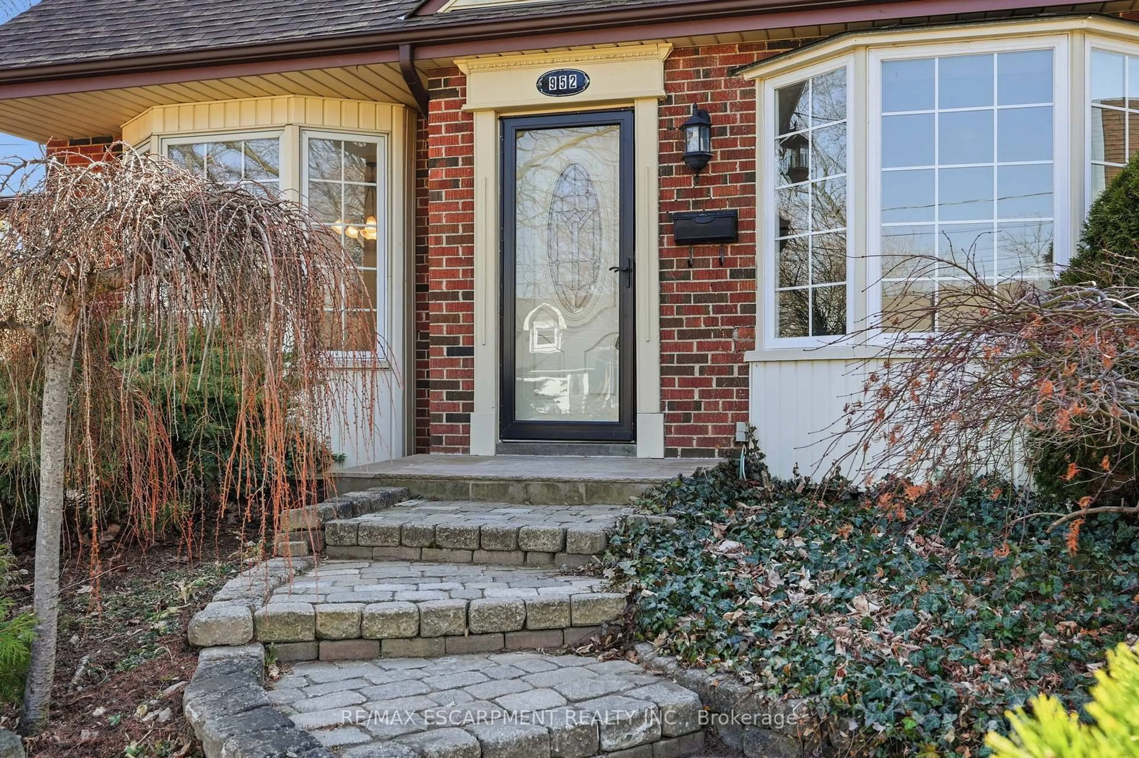 Home with brick exterior material, street for 952 Danforth Ave, Burlington Ontario L7T 1S8