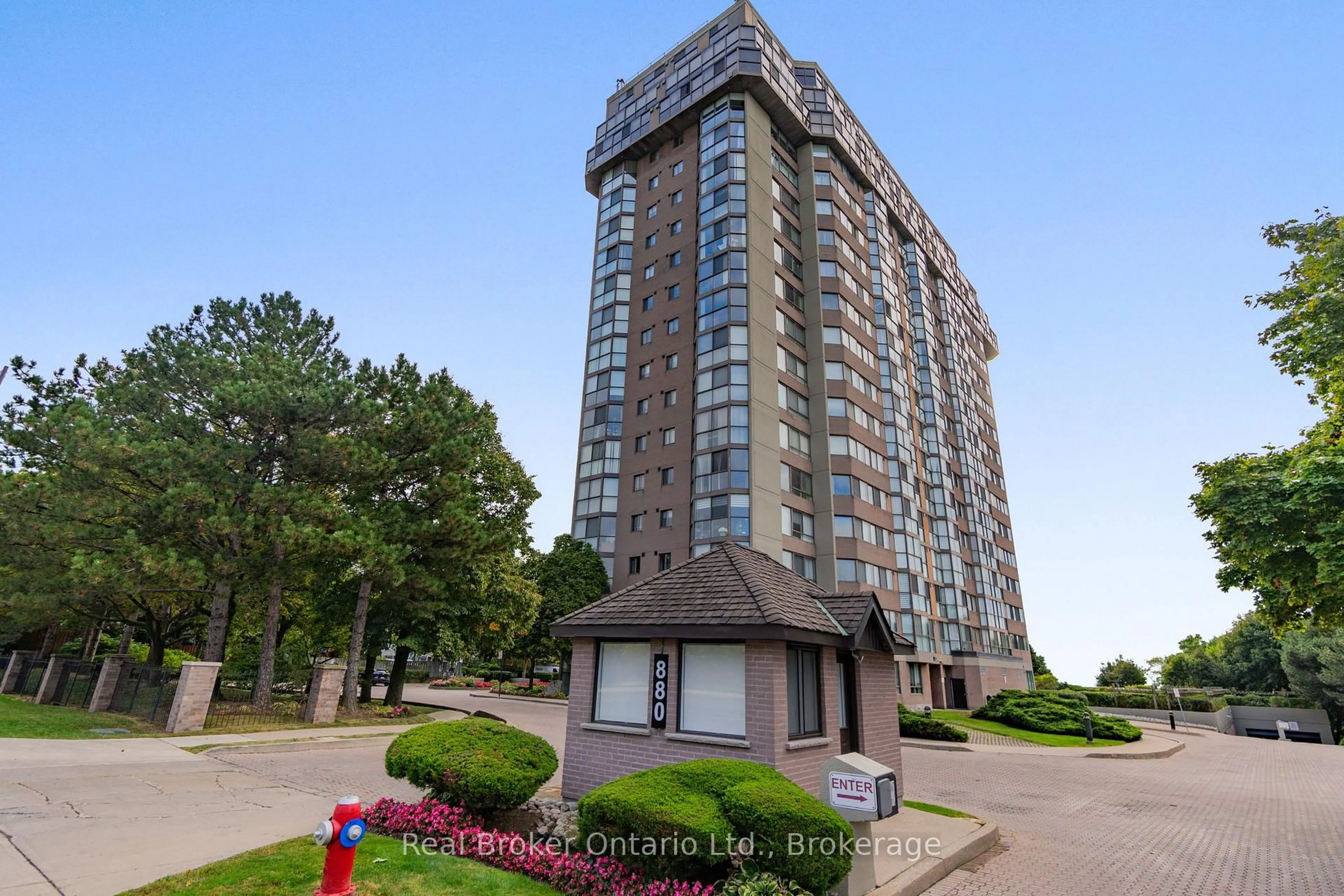 Indoor foyer for 880 Dundas St #502, Mississauga Ontario L5C 4H3
