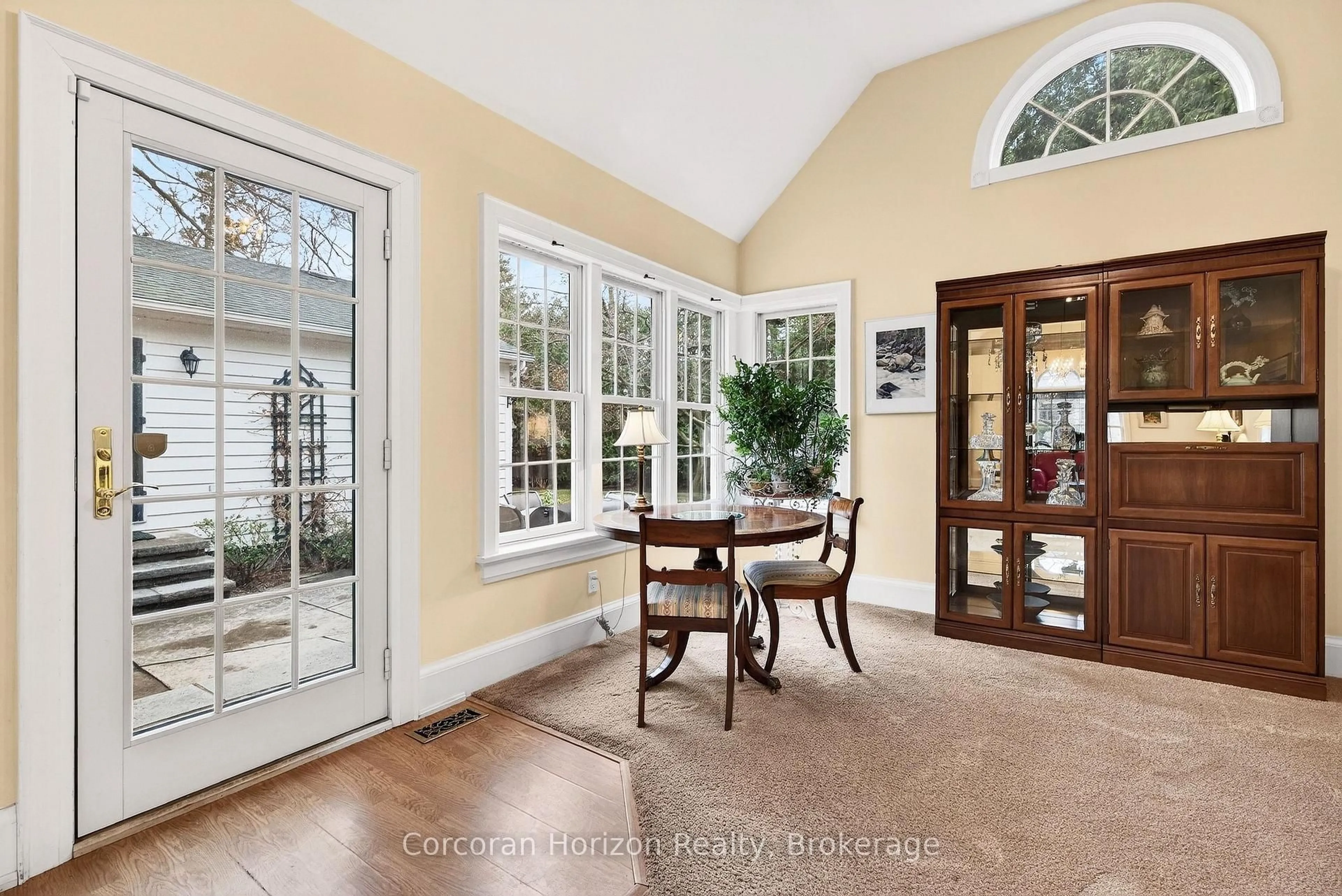 Indoor entryway for 3046 South Dr, Burlington Ontario L7N 1H2