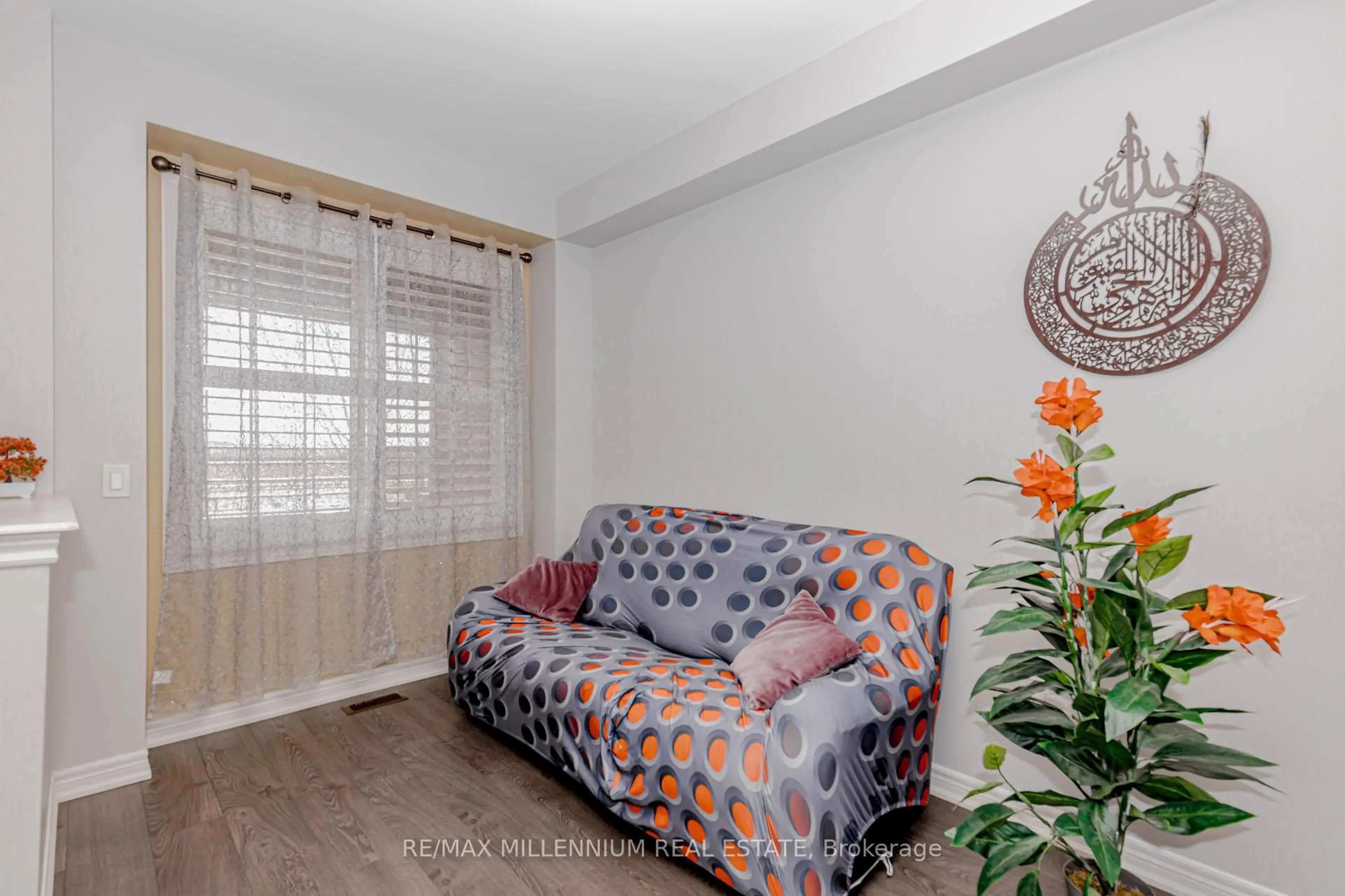 Living room with furniture, unknown for 1625 SORENSEN Crt, Milton Ontario L9E 1G8