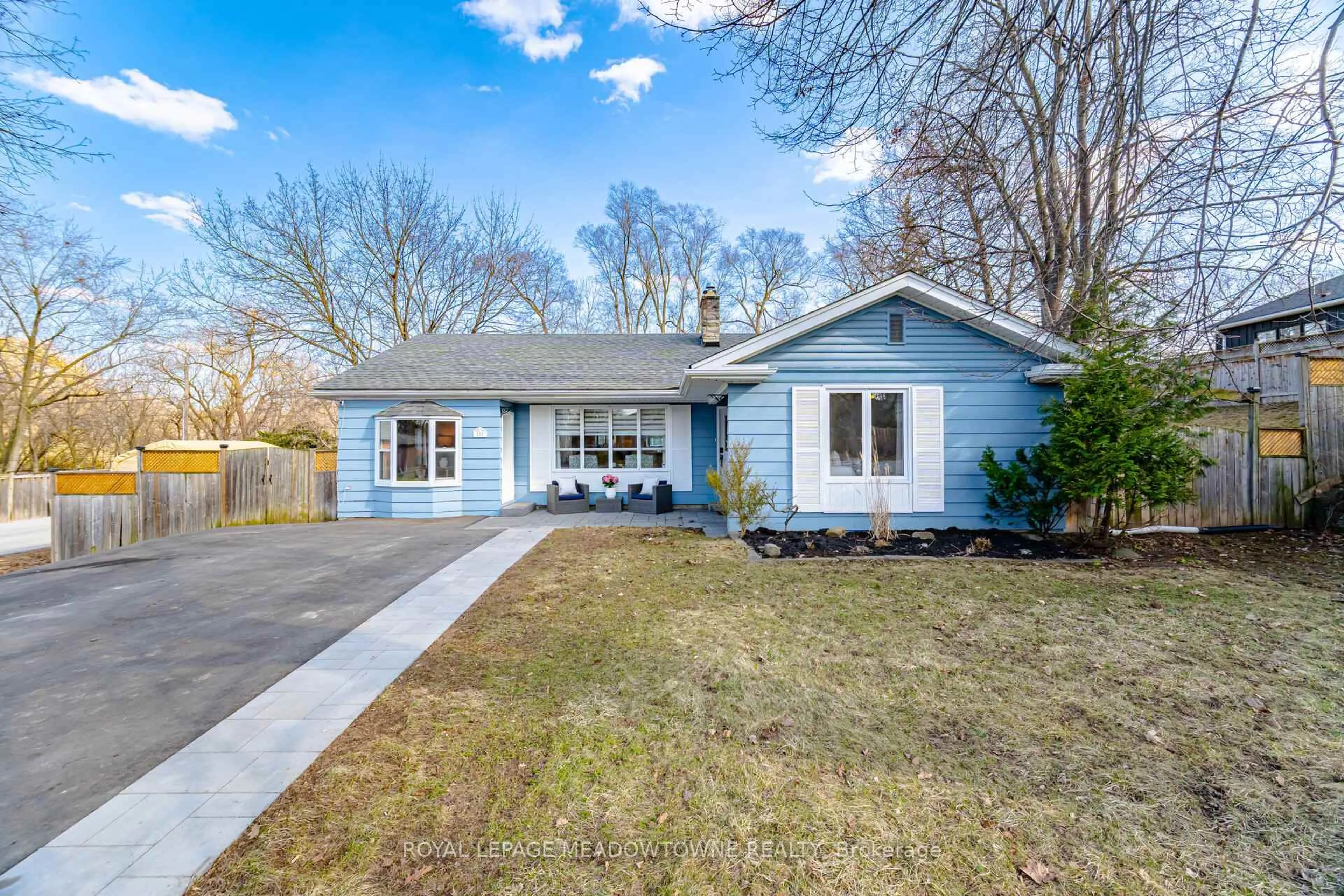 Home with vinyl exterior material, street for 282 Woodward Ave, Milton Ontario L9T 1V2