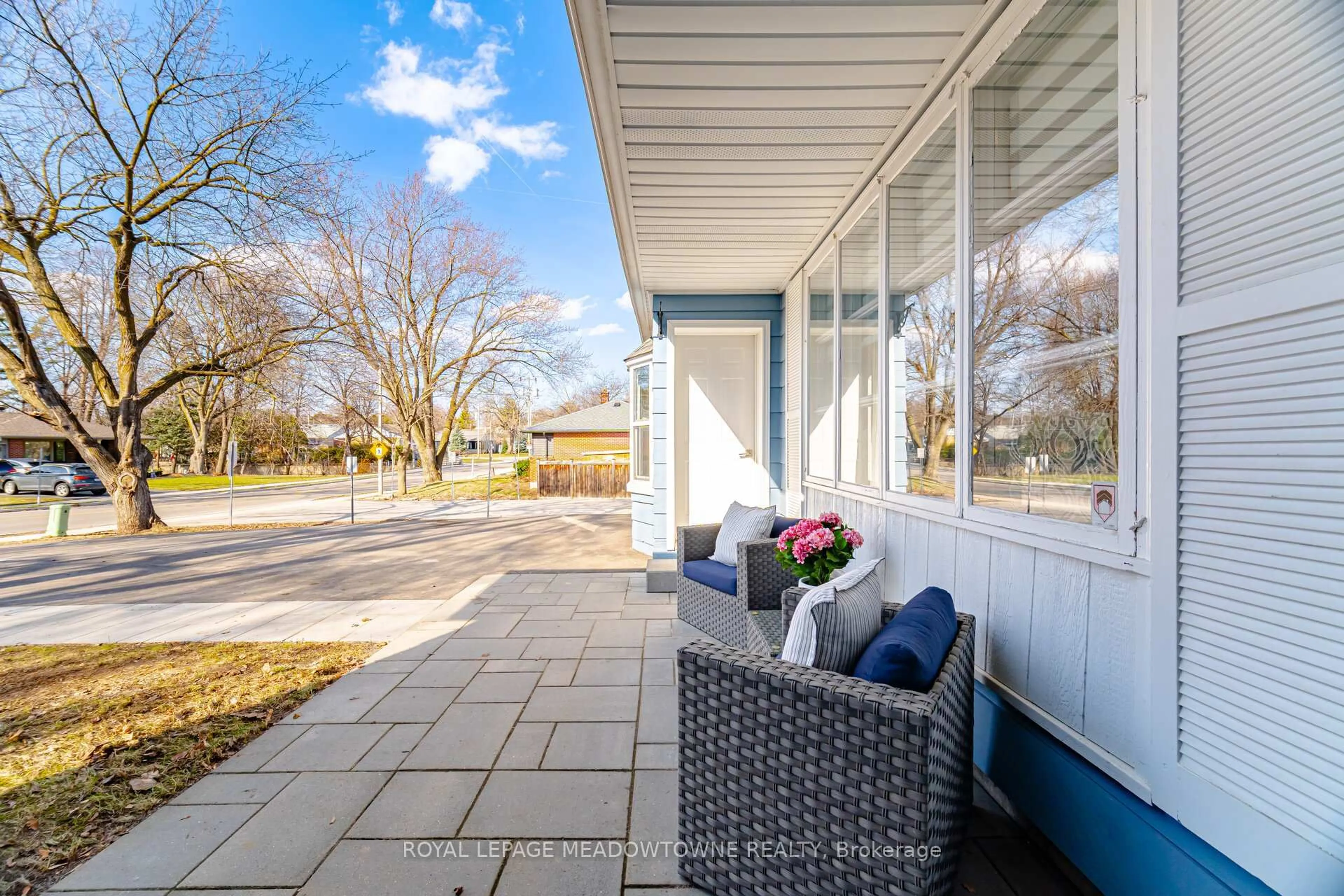 Patio, street for 282 Woodward Ave, Milton Ontario L9T 1V2