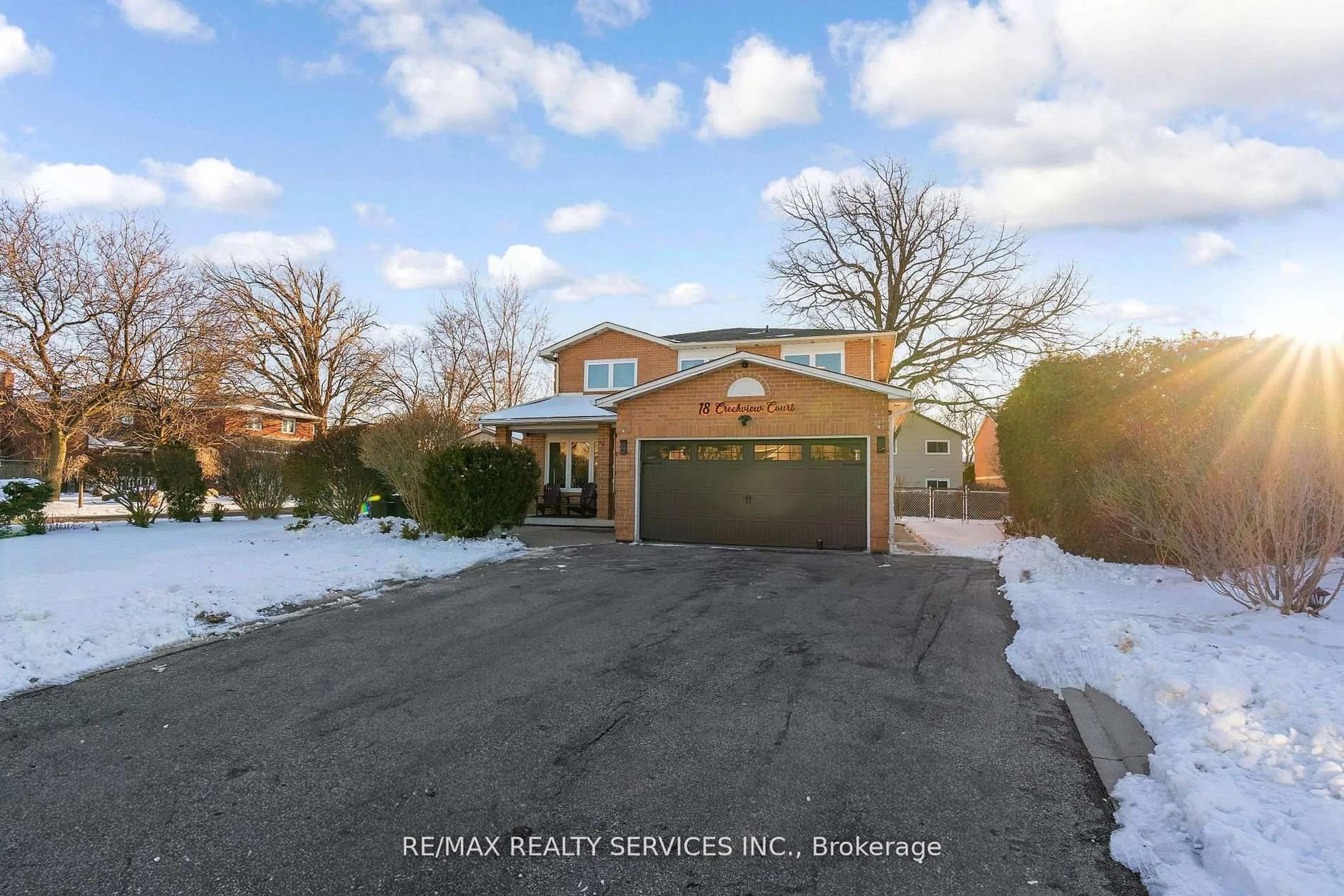 A pic from outside/outdoor area/front of a property/back of a property/a pic from drone, street for 18 Creekview Crt, Brampton Ontario L6Z 3Y2