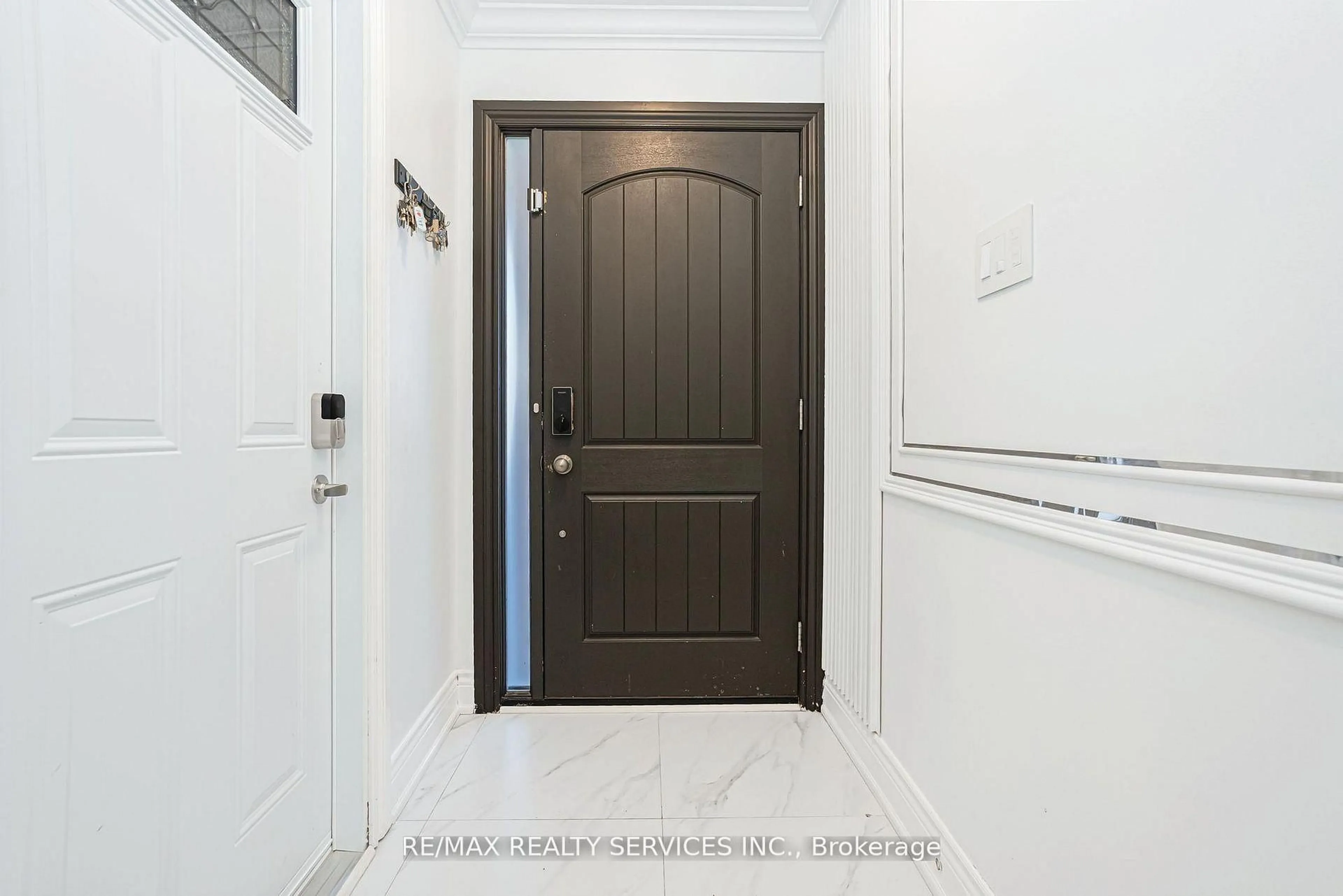 Indoor entryway for 18 Creekview Crt, Brampton Ontario L6Z 3Y2