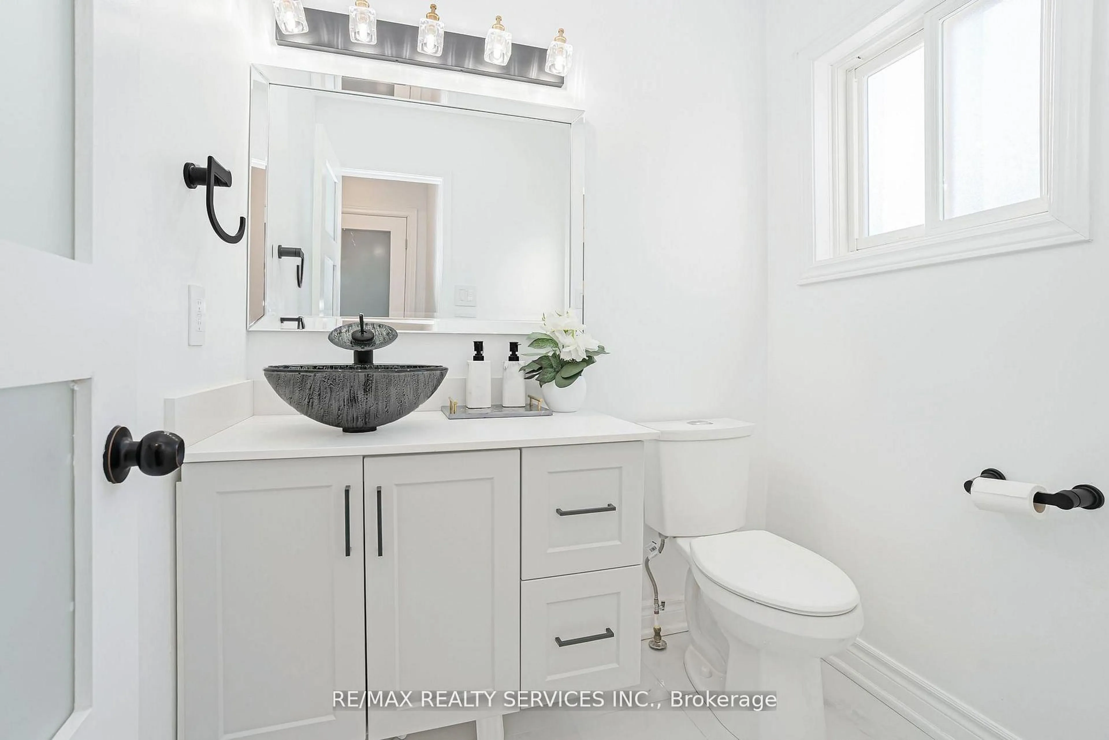 Contemporary bathroom, ceramic/tile floor for 18 Creekview Crt, Brampton Ontario L6Z 3Y2