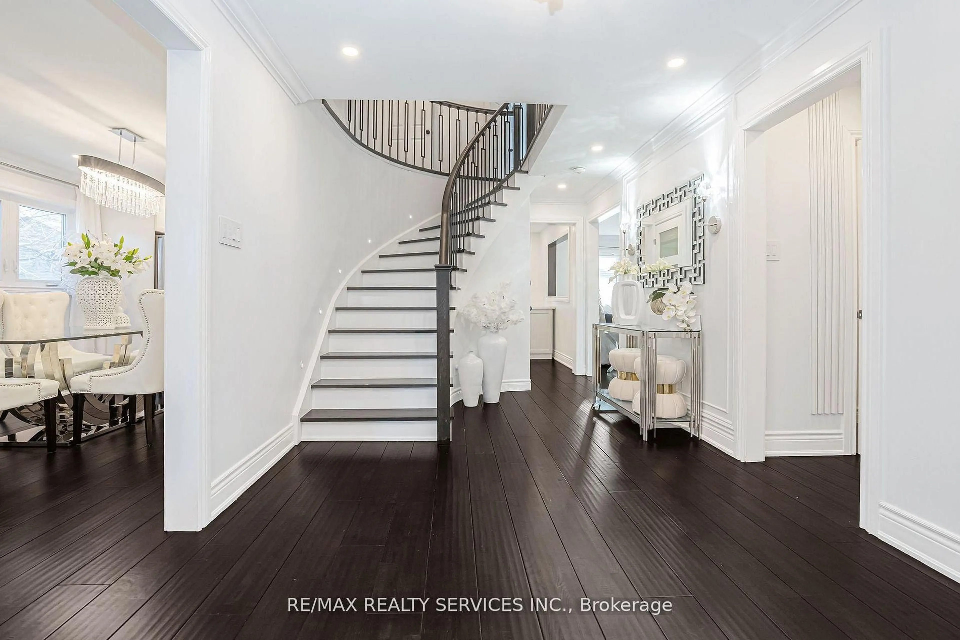 Indoor entryway for 18 Creekview Crt, Brampton Ontario L6Z 3Y2