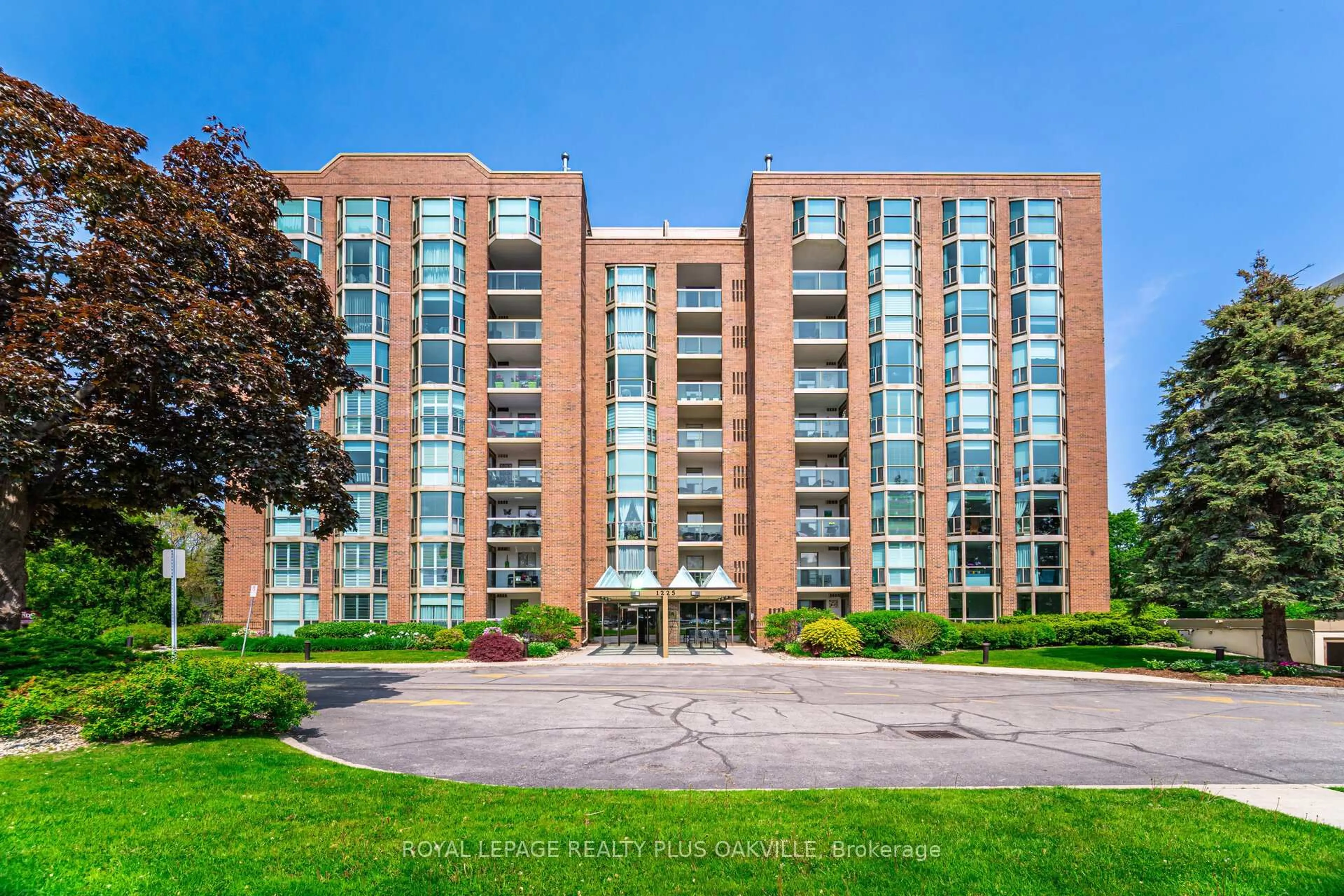 Indoor foyer for 1225 North Shore Blvd #104, Burlington Ontario L7S 1Z6