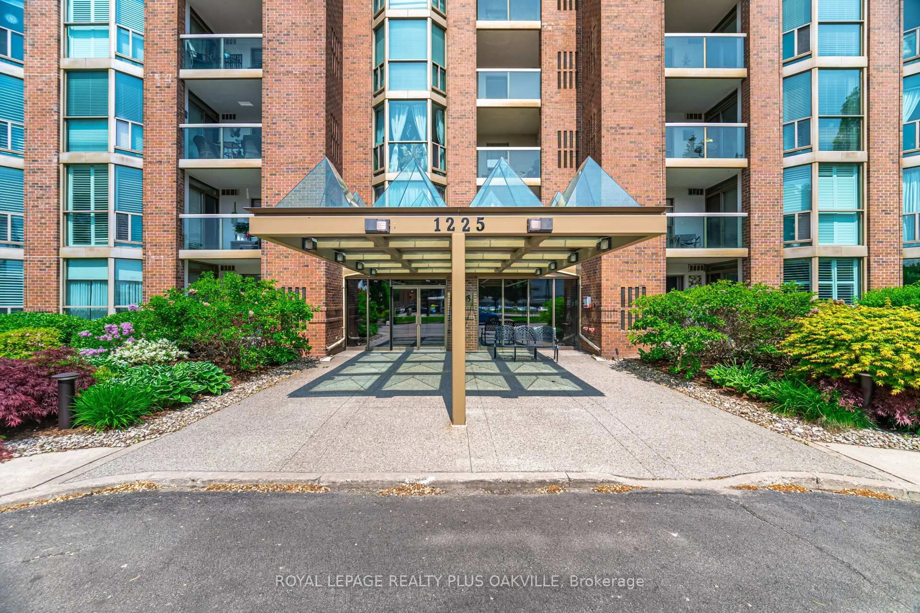 Indoor foyer for 1225 North Shore Blvd #104, Burlington Ontario L7S 1Z6