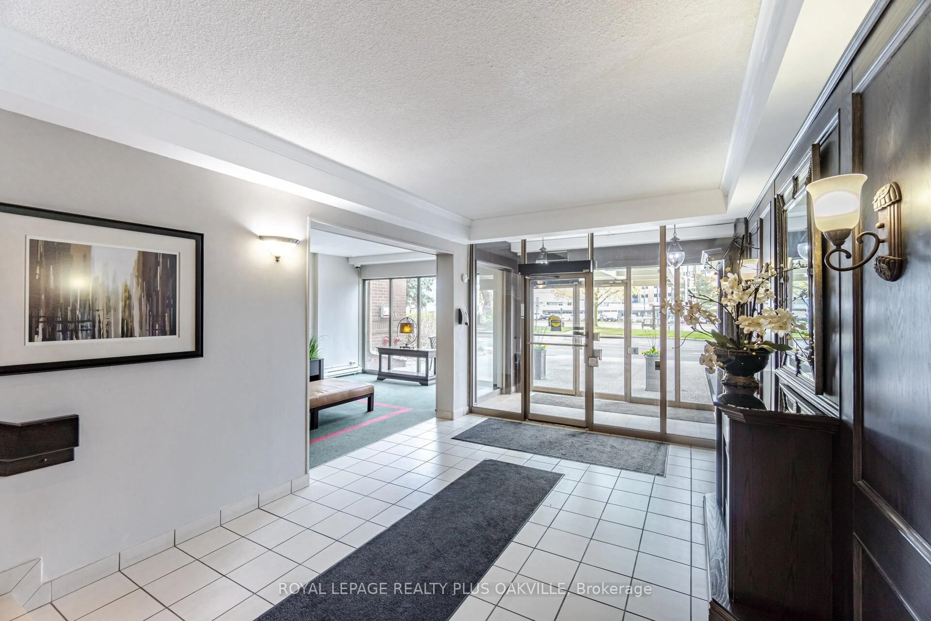 Indoor foyer for 1225 North Shore Blvd #104, Burlington Ontario L7S 1Z6