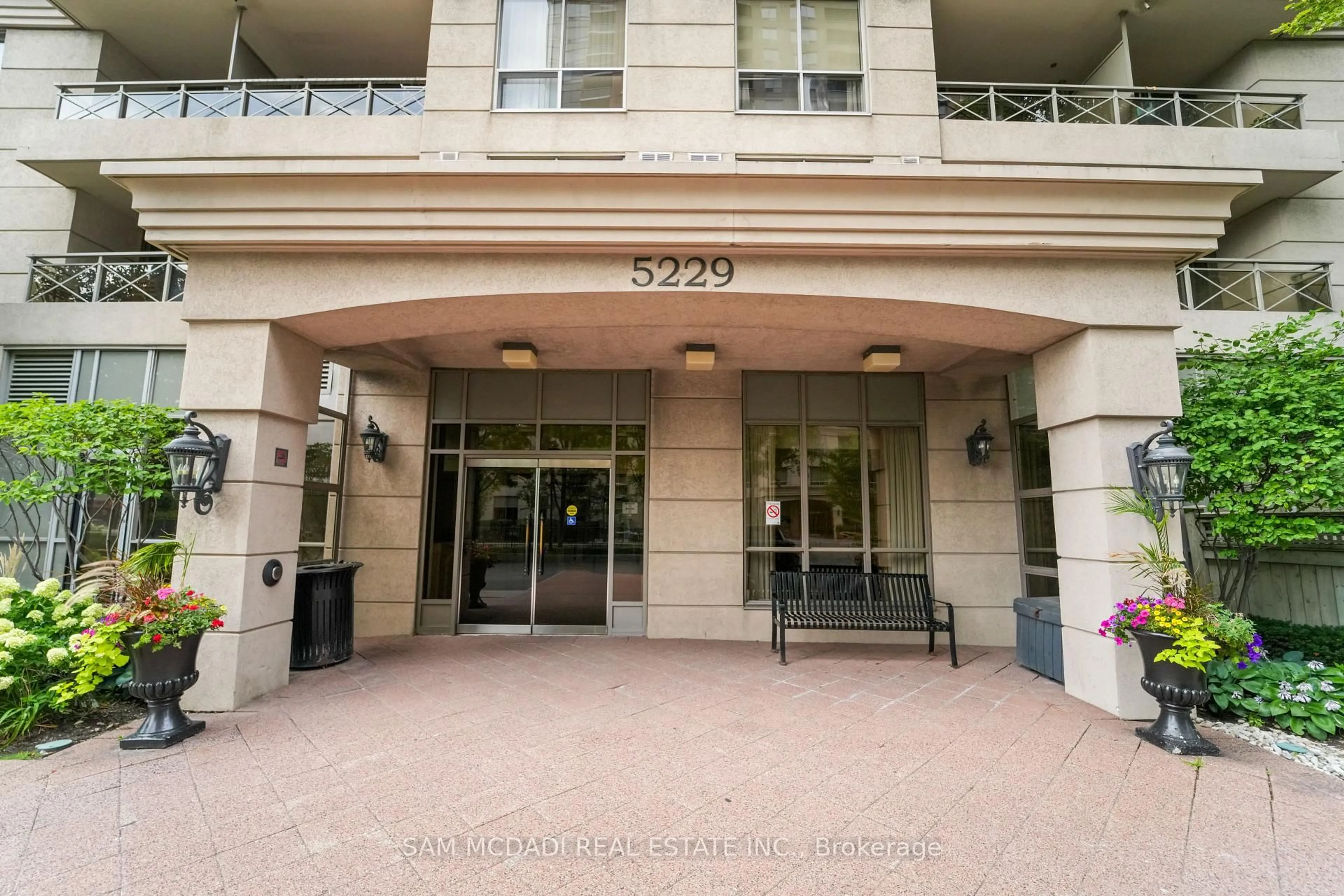 Indoor foyer for 5229 Dundas St #2002, Toronto Ontario M9B 6L9