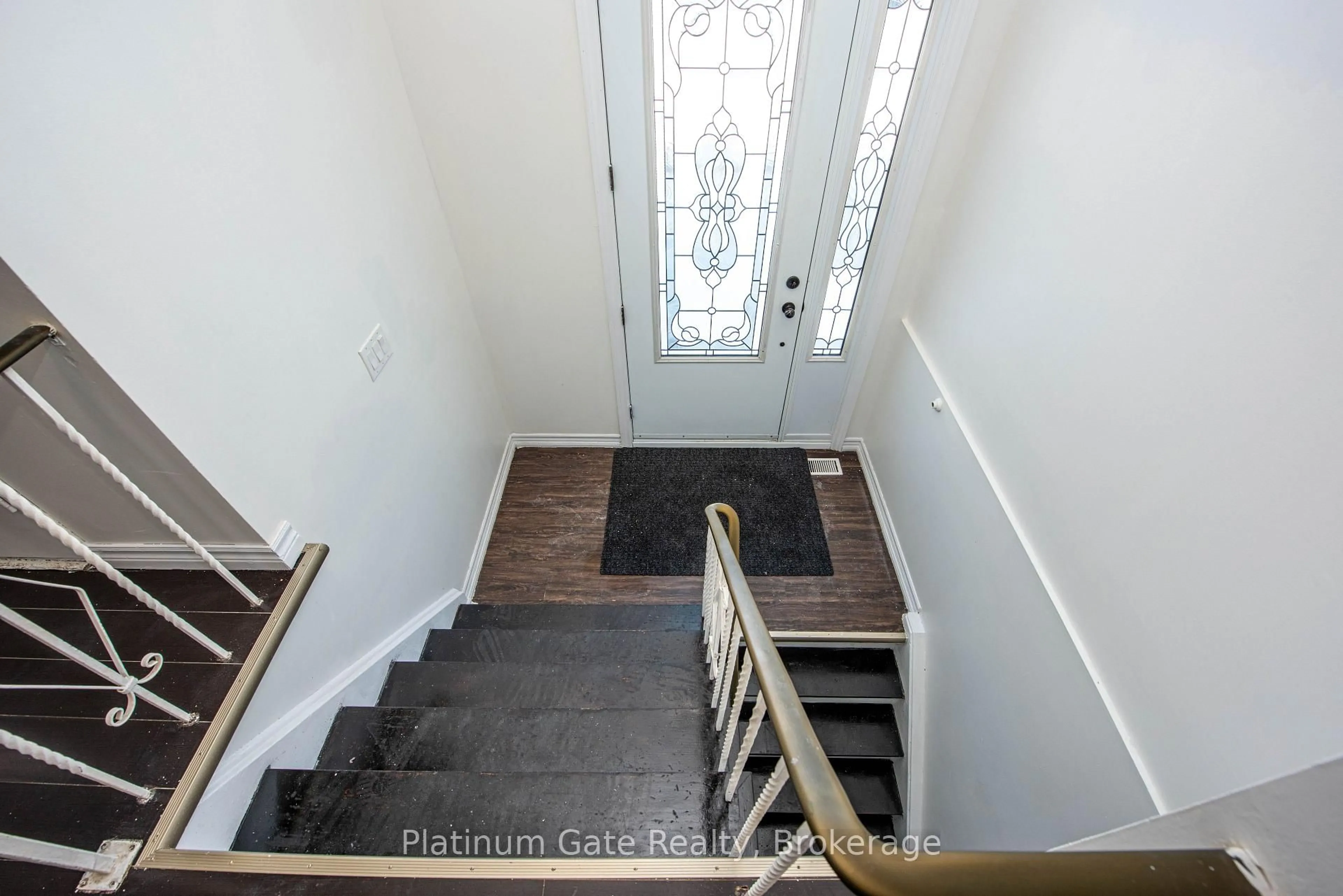 Stairs for 3088 Harold Sheard Dr, Mississauga Ontario L4T 1V5