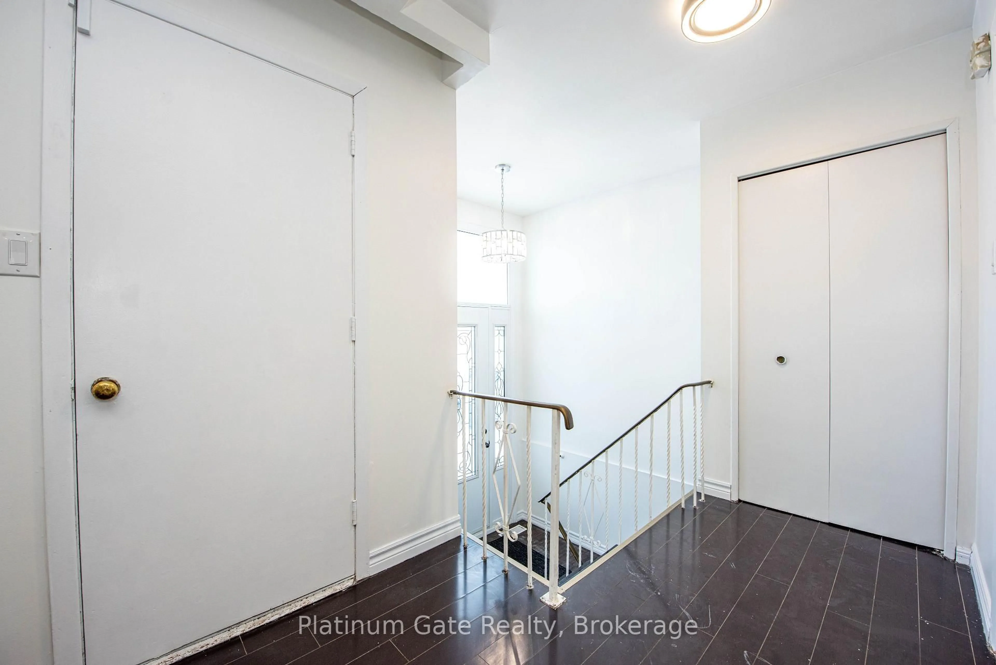 Indoor entryway for 3088 Harold Sheard Dr, Mississauga Ontario L4T 1V5
