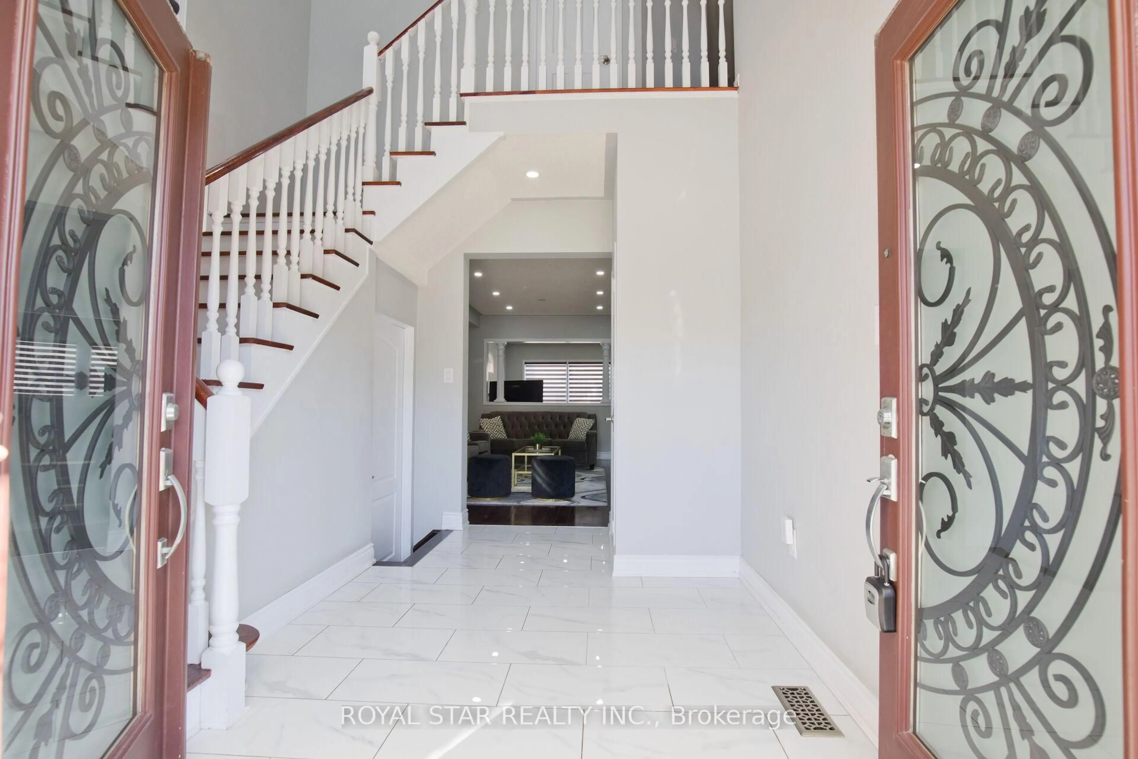 Indoor entryway for 51 Cape Dorset Cres, Brampton Ontario L6R 3K9