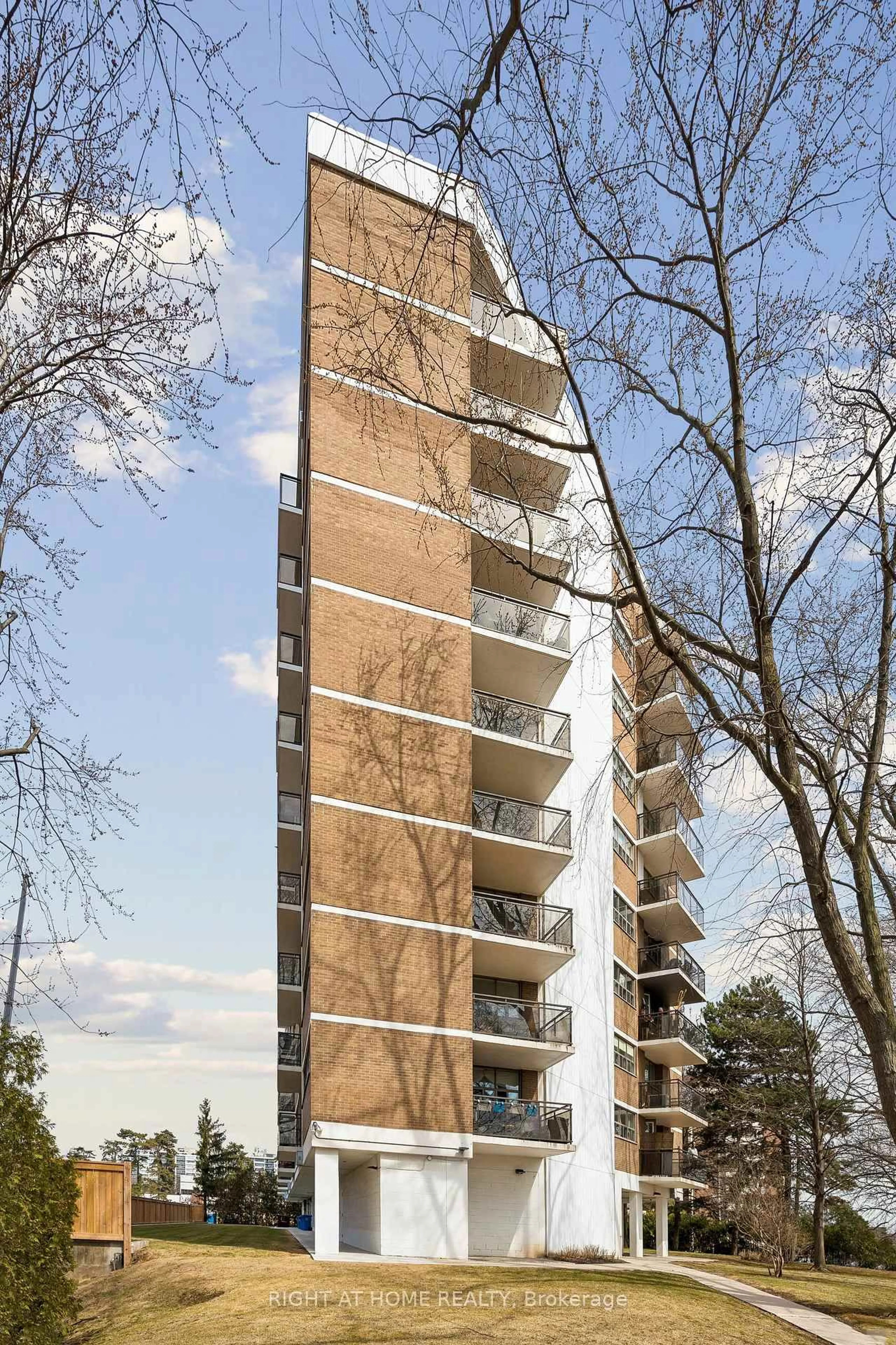 Unknown for 212 Kerr St #207, Oakville Ontario L6K 3B1