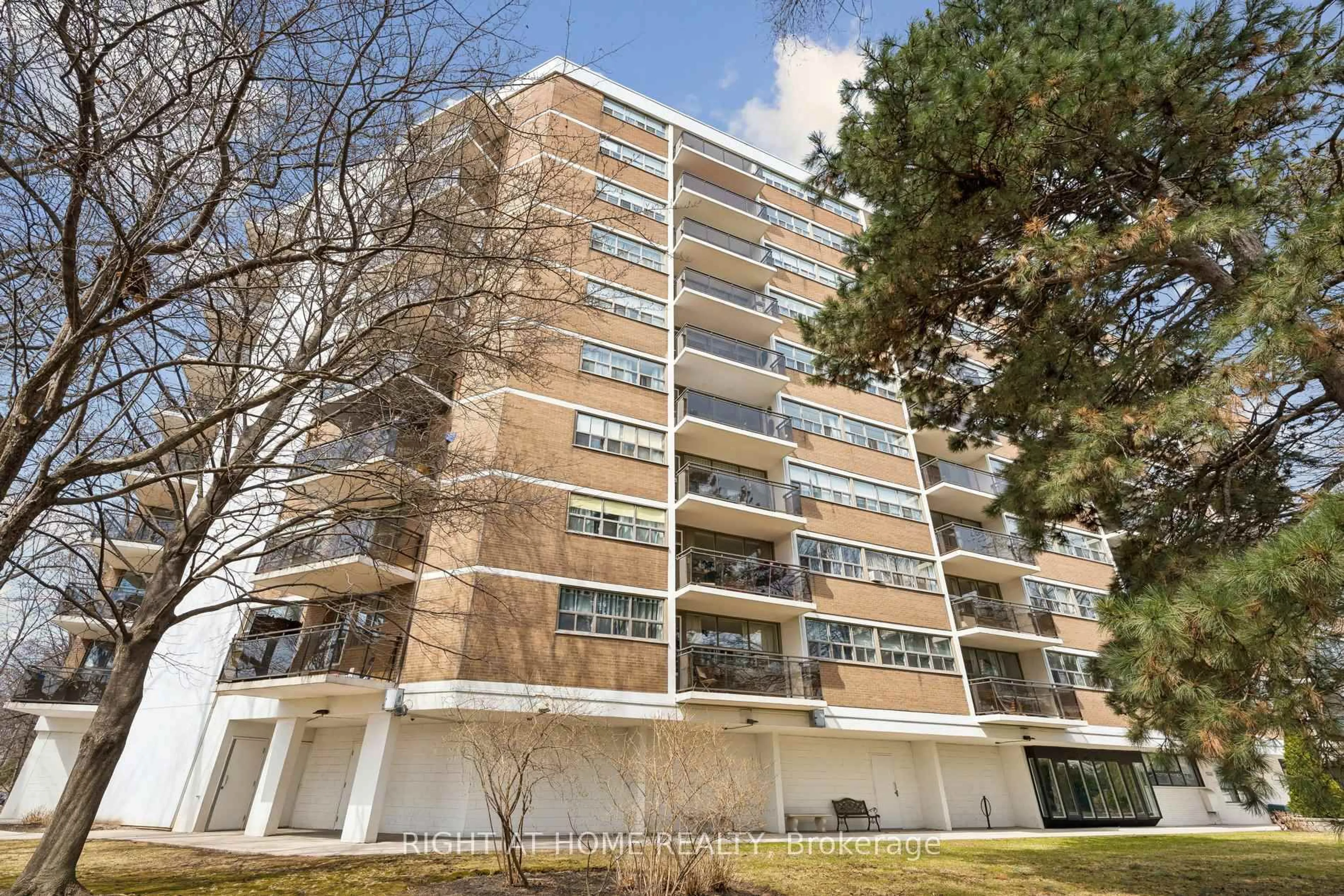 Unknown for 212 Kerr St #207, Oakville Ontario L6K 3B1