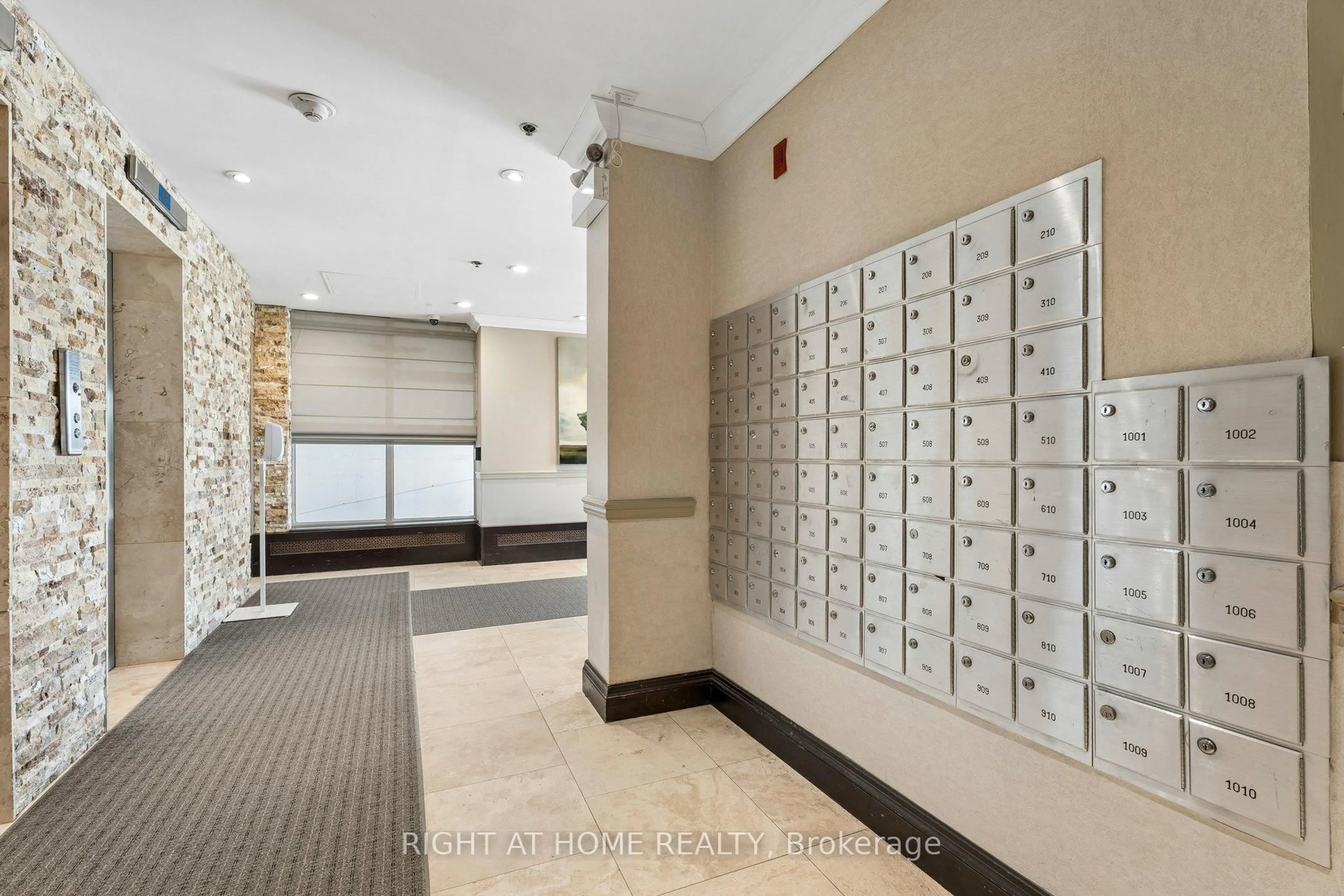 Indoor foyer for 212 Kerr St #207, Oakville Ontario L6K 3B1