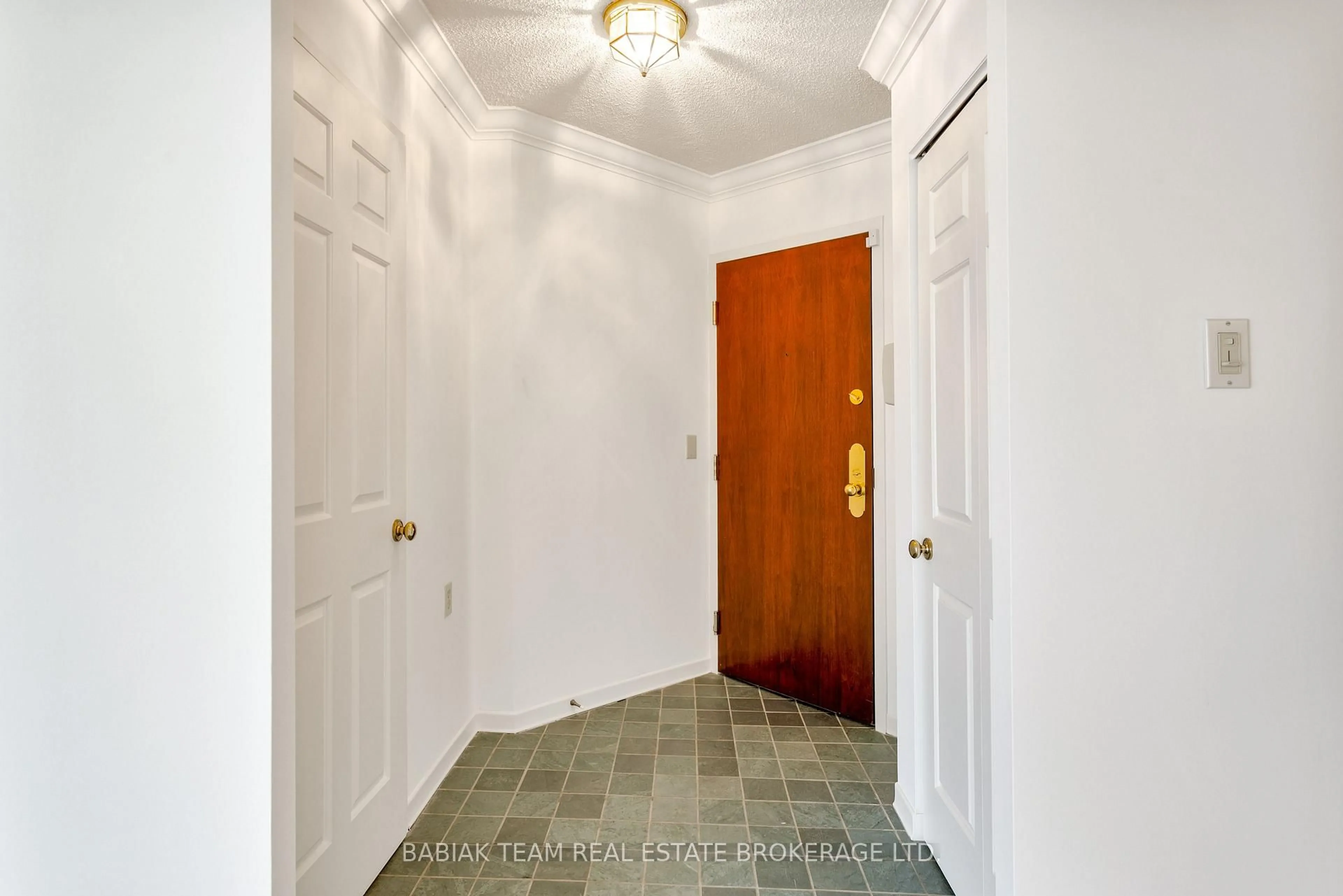Indoor entryway for 1300 Islington Ave #303, Toronto Ontario M9A 5C4