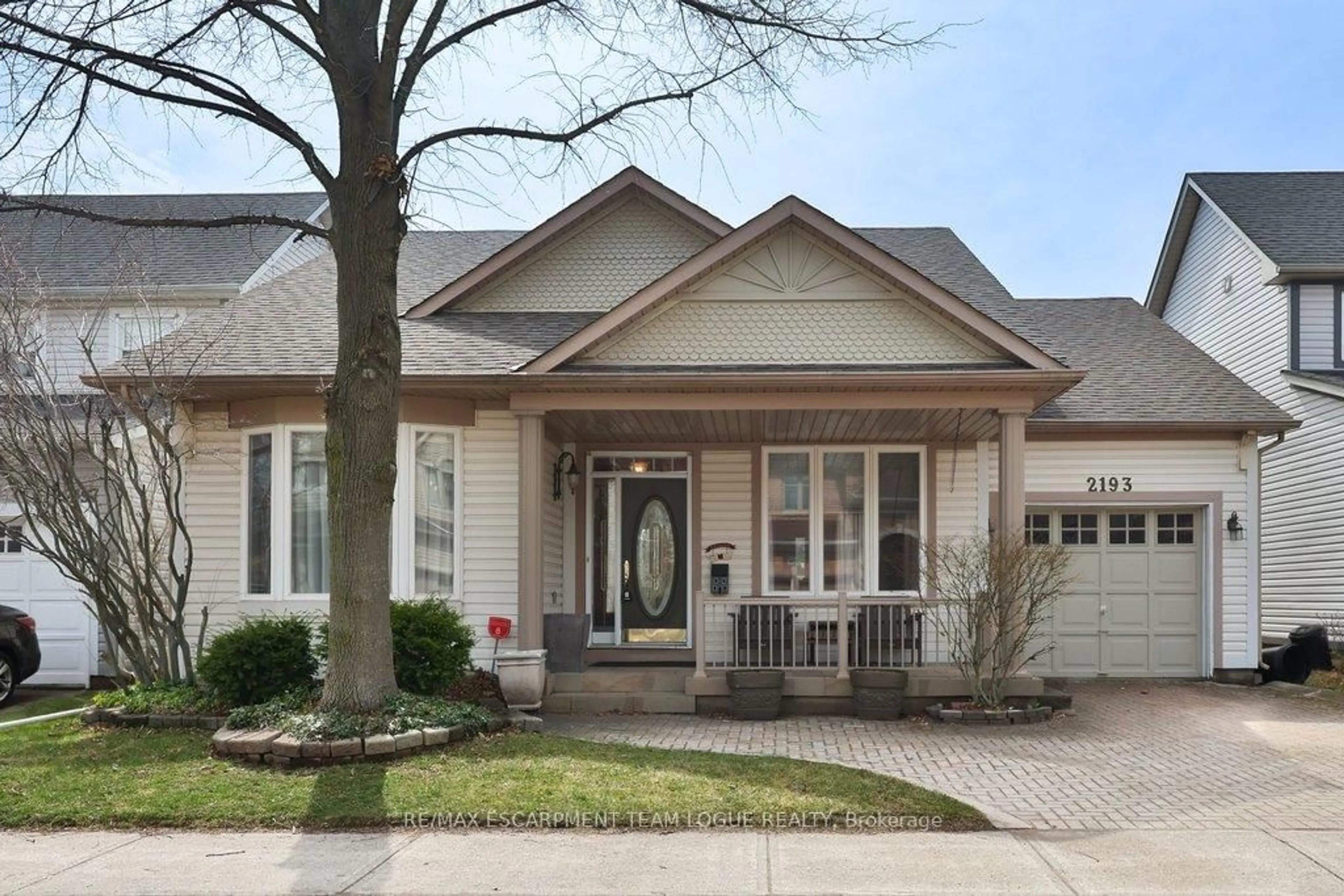 Home with brick exterior material, street for 2193 Woodglen Cres, Burlington Ontario L7L 6G9