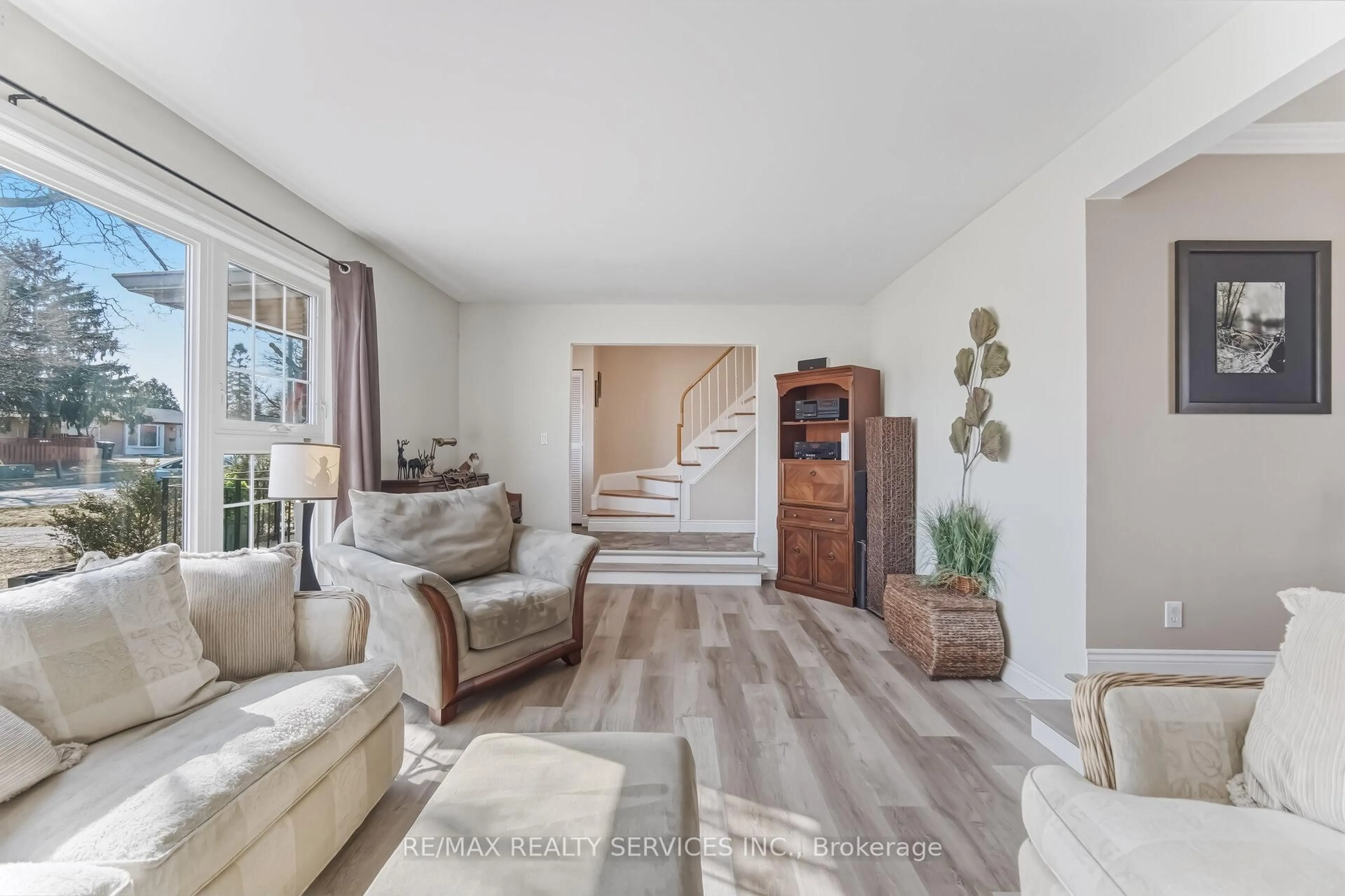 Living room with furniture, unknown for 15 Braemar Dr, Brampton Ontario L6T 2L5