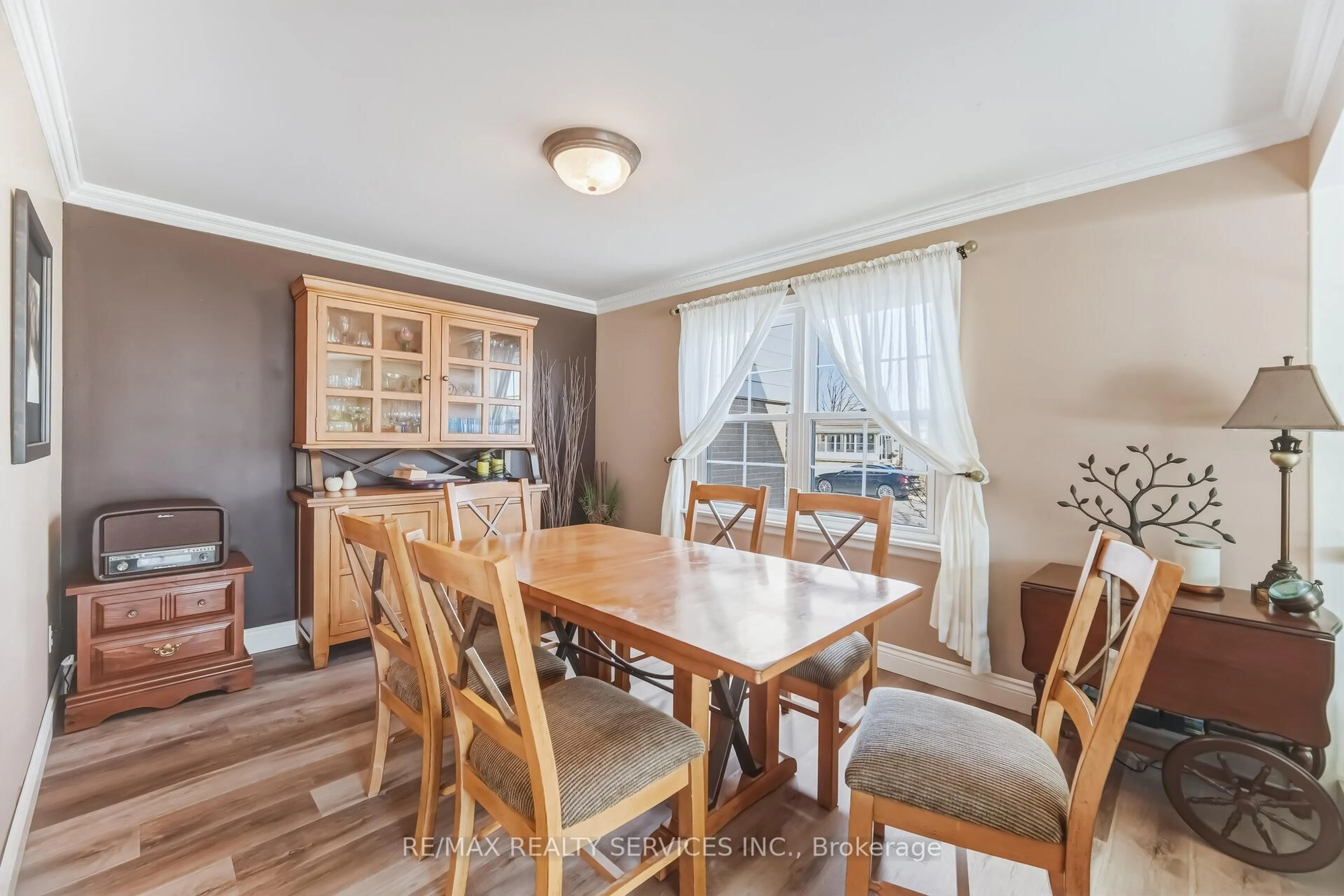 Dining room, wood/laminate floor for 15 Braemar Dr, Brampton Ontario L6T 2L5