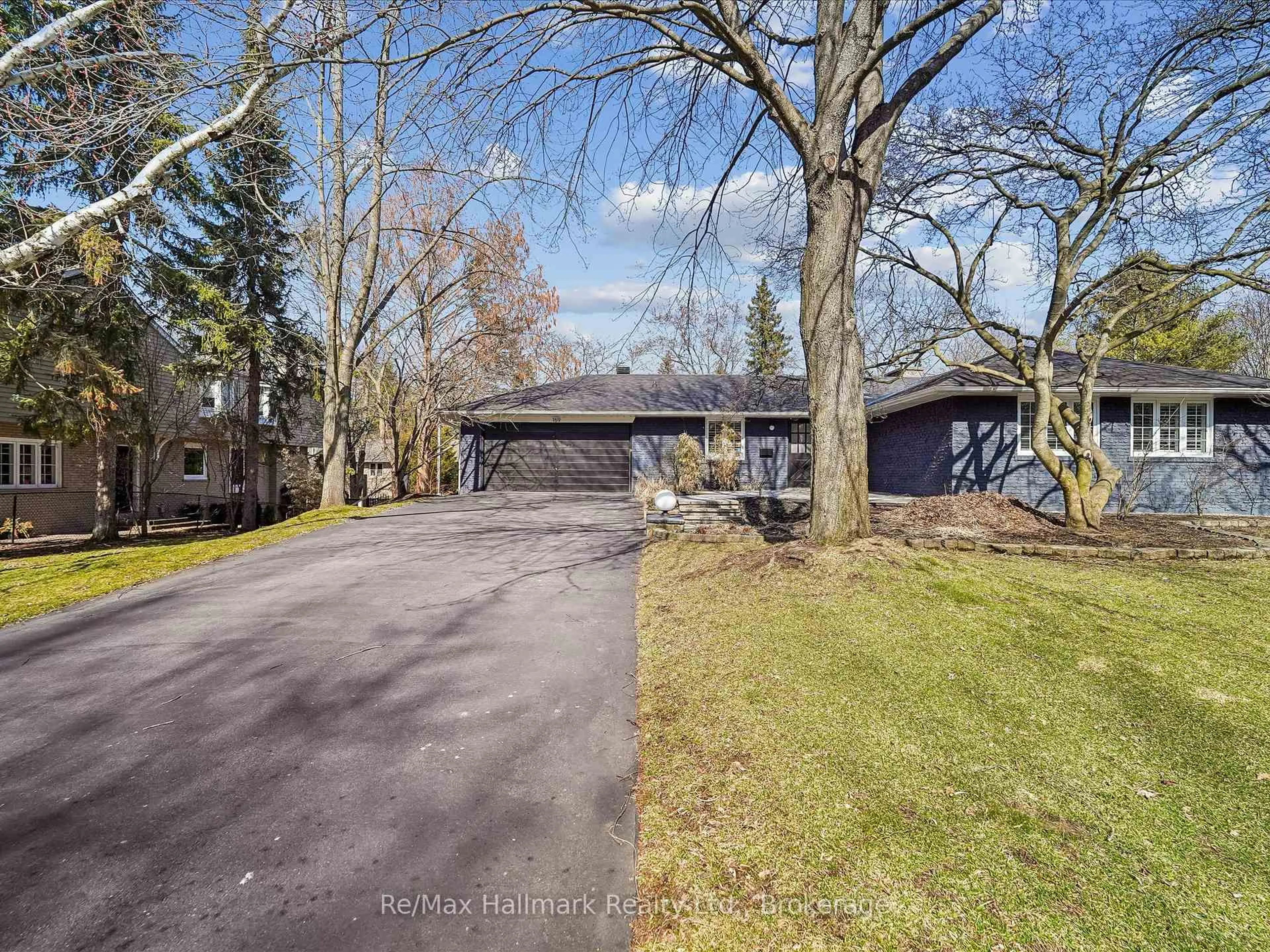 A pic from outside/outdoor area/front of a property/back of a property/a pic from drone, street for 169 Morrison Rd, Oakville Ontario L6J 4J3