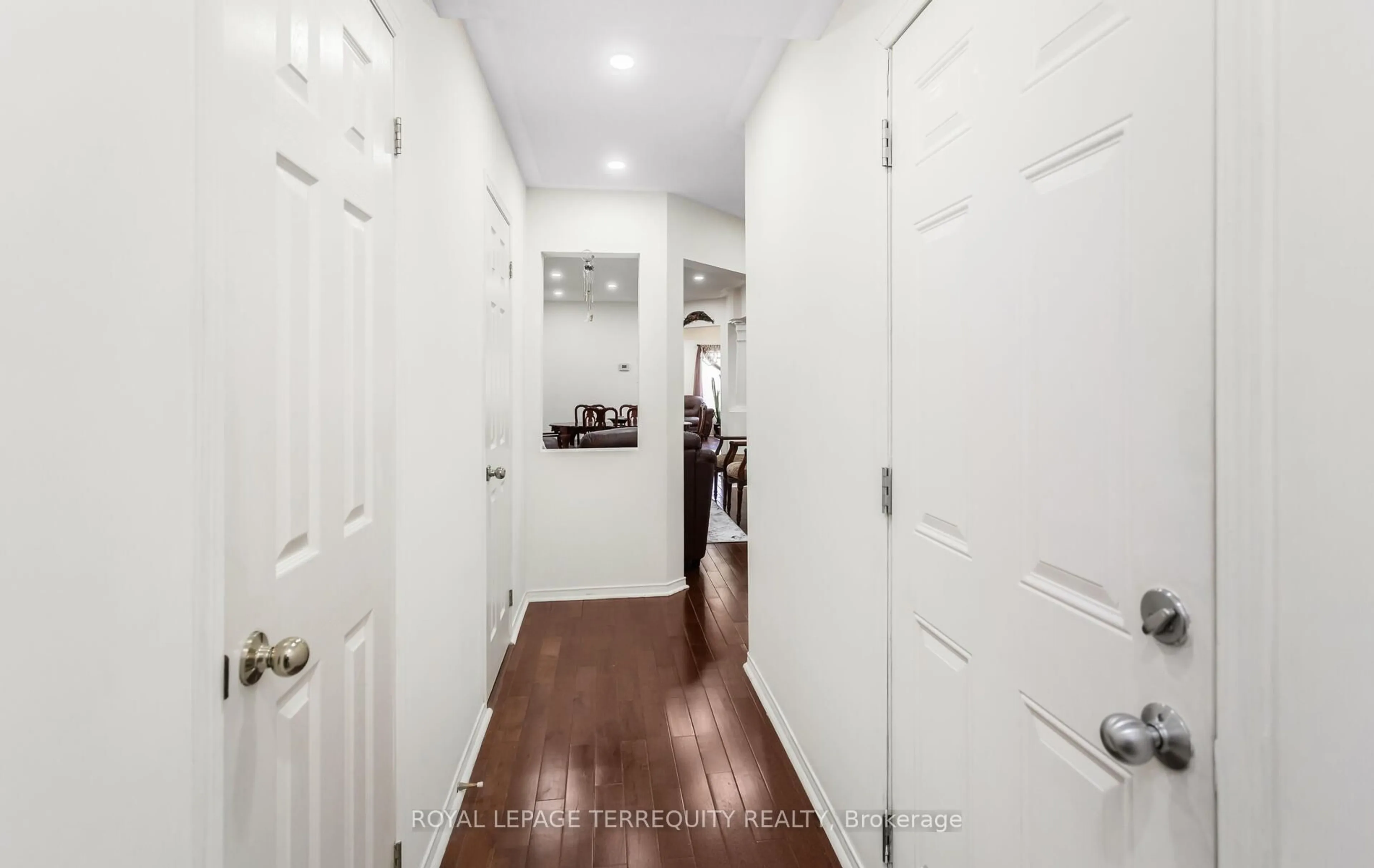 Indoor entryway for 490 Orange Walk Cres, Mississauga Ontario L5R 0A5