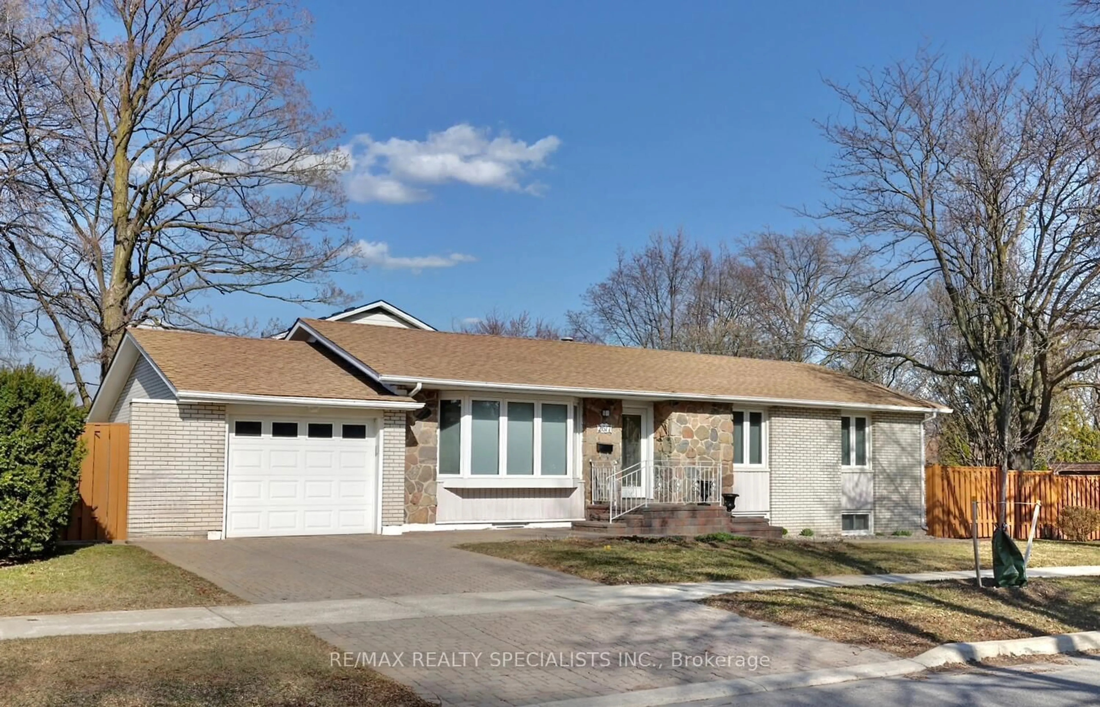 Home with vinyl exterior material, street for 2617 Cushing Rd, Mississauga Ontario L5H 1X4