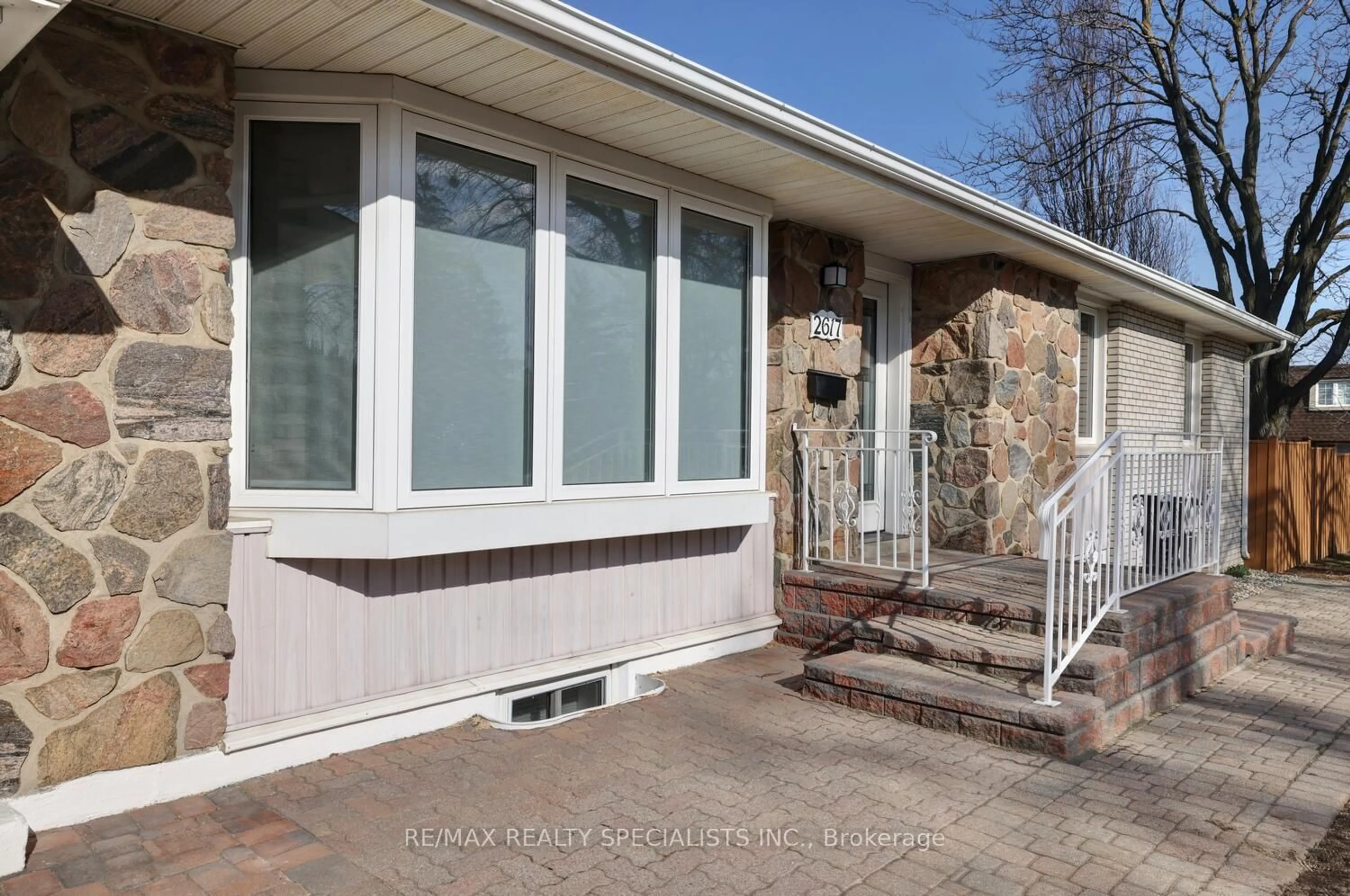 Home with vinyl exterior material, street for 2617 Cushing Rd, Mississauga Ontario L5H 1X4