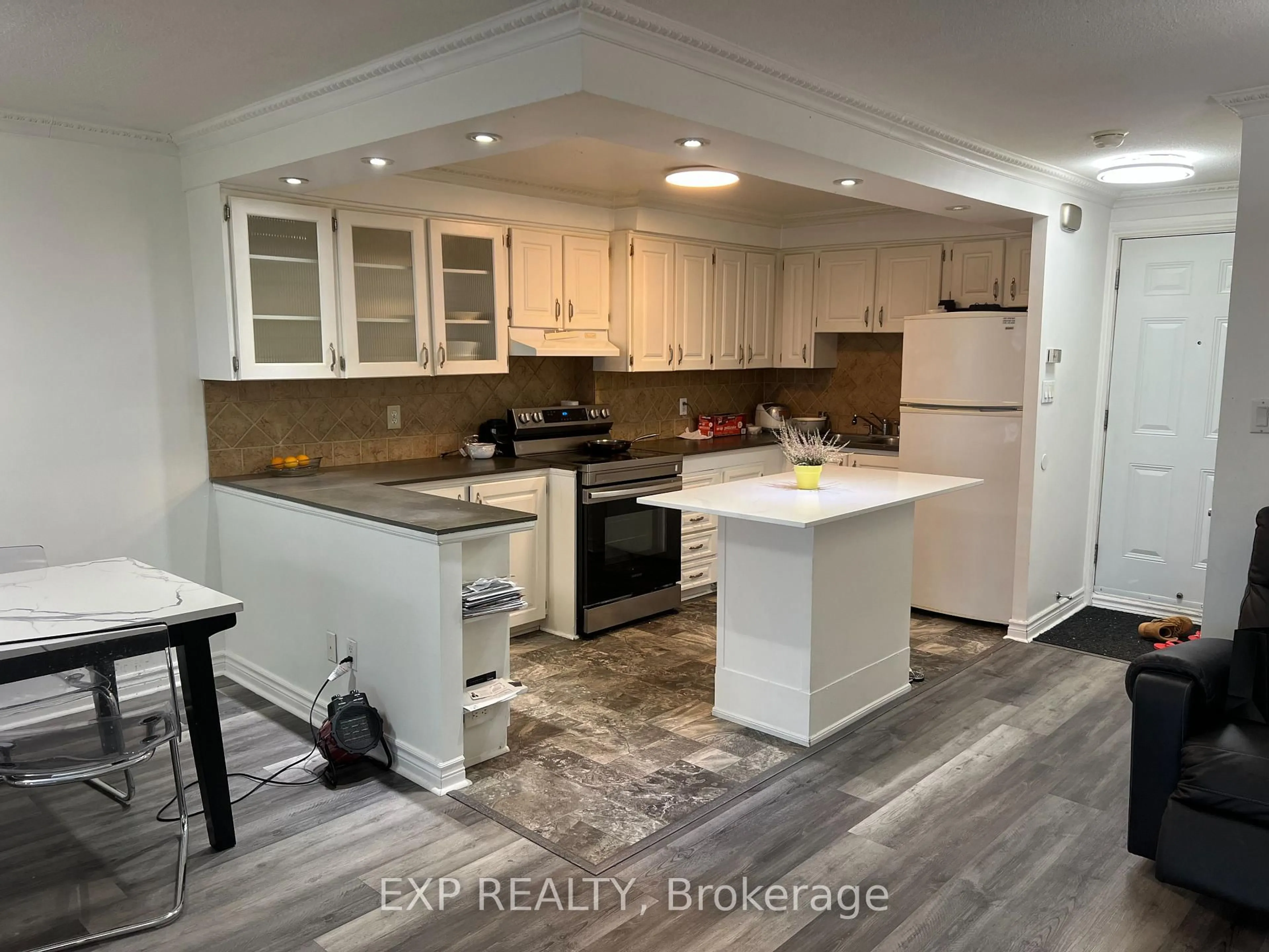 Open concept kitchen, unknown for 3040 Constitution Blvd, Mississauga Ontario L4Y 3X7