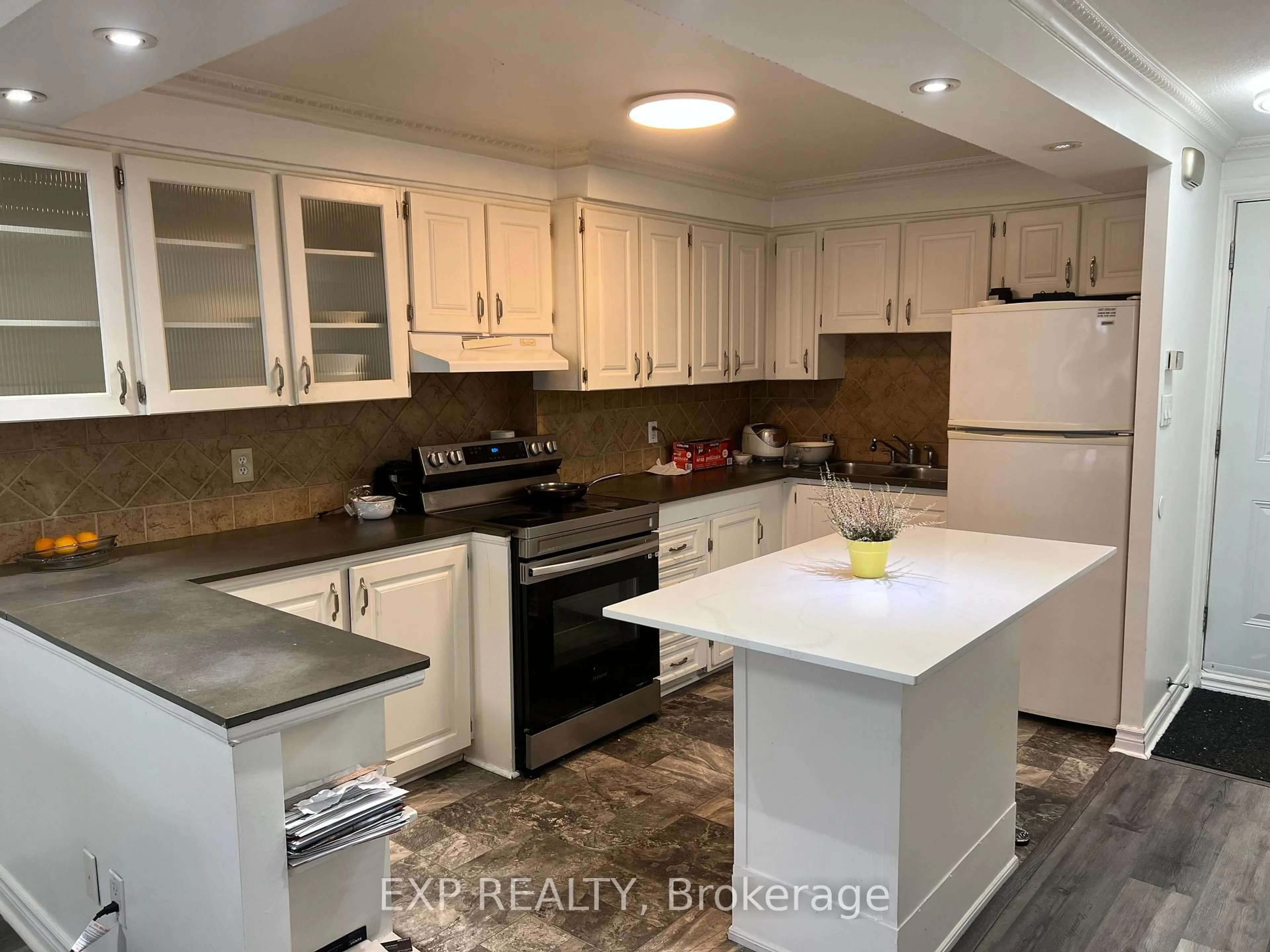 Open concept kitchen, ceramic/tile floor for 3040 Constitution Blvd, Mississauga Ontario L4Y 3X7