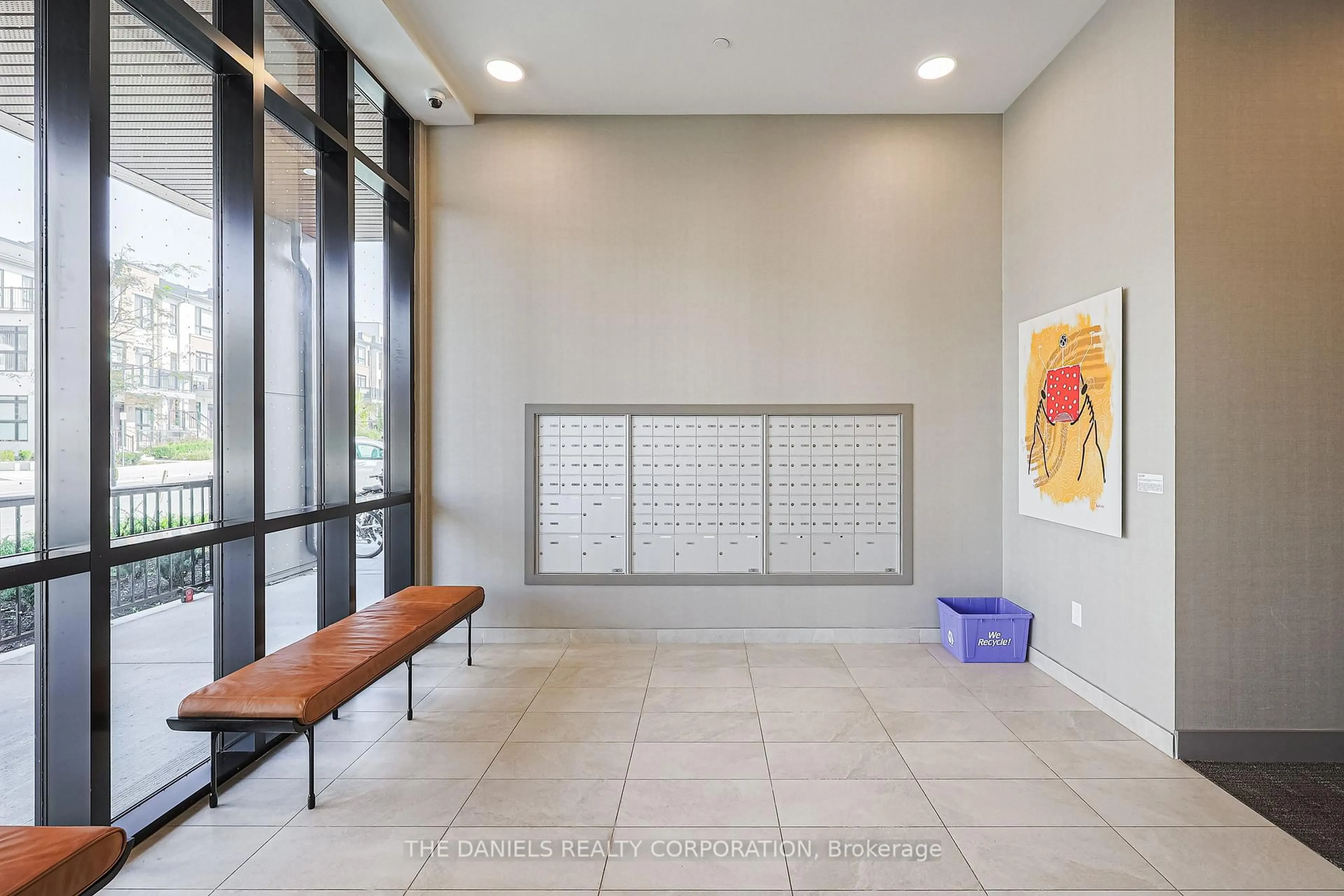 Indoor foyer for 165 Canon Jackson Dr #104, Toronto Ontario M6M 0C4