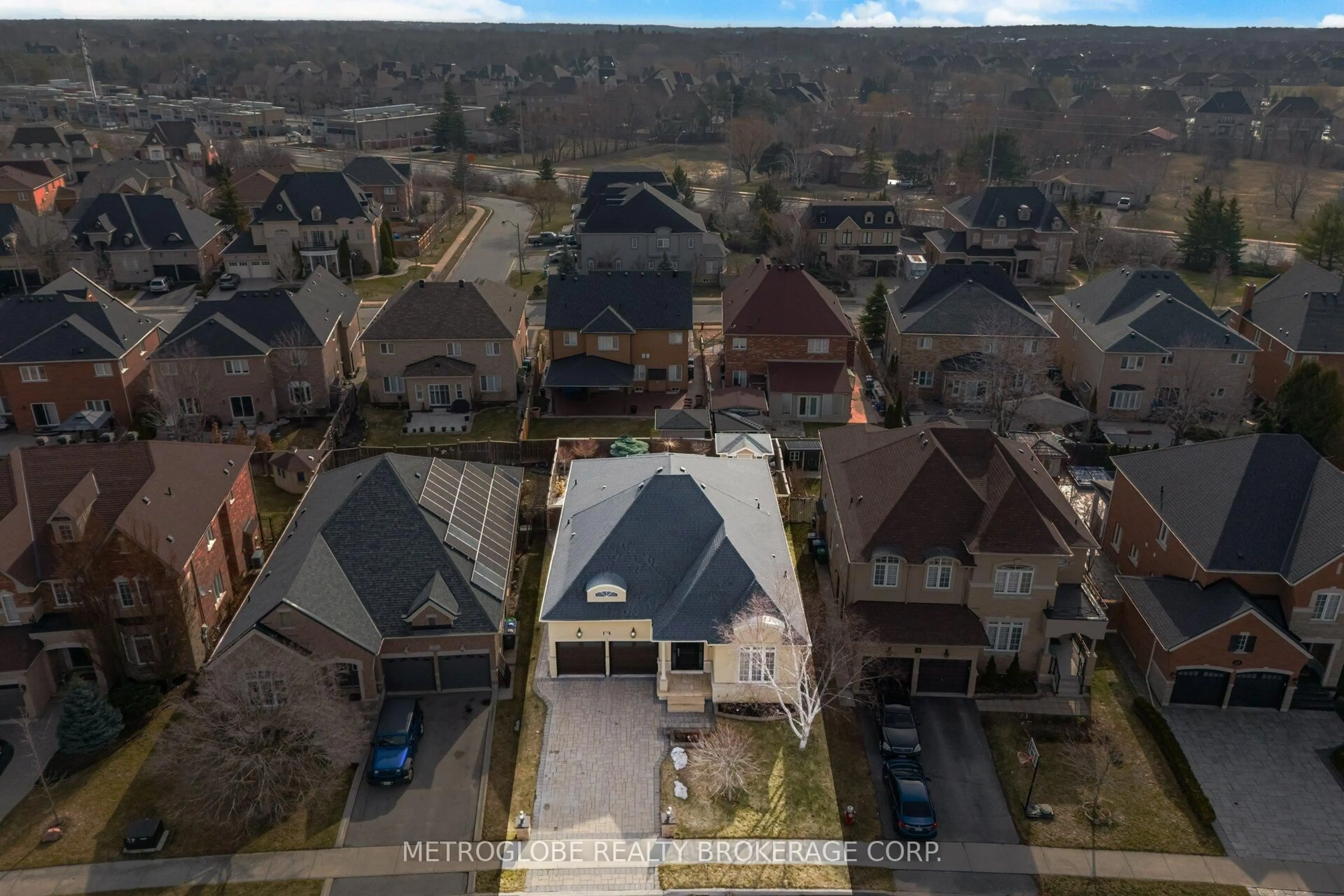 A pic from outside/outdoor area/front of a property/back of a property/a pic from drone, street for 29 Fontainebleu Rd, Brampton Ontario L6P 1Z1