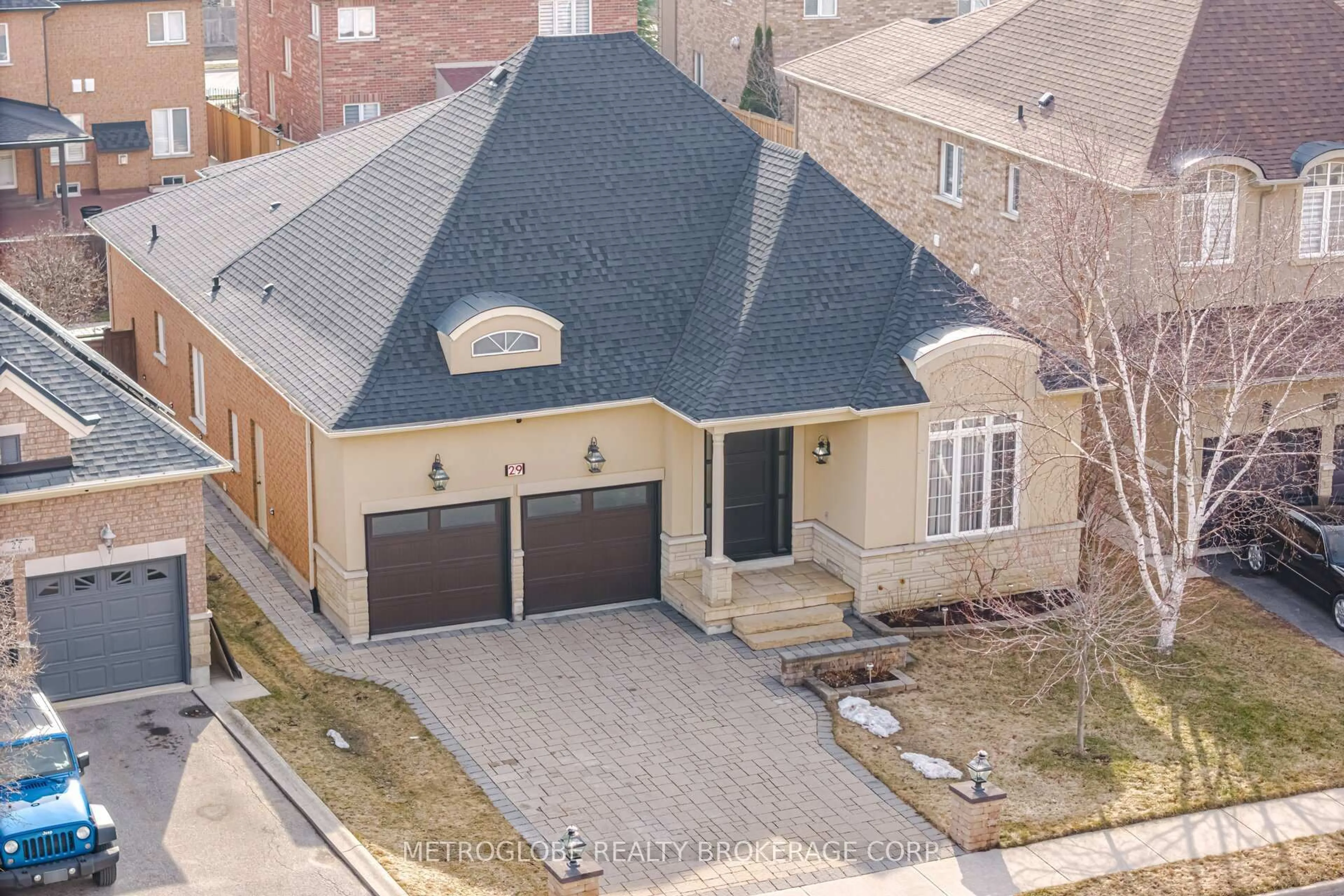 A pic from outside/outdoor area/front of a property/back of a property/a pic from drone, street for 29 Fontainebleu Rd, Brampton Ontario L6P 1Z1