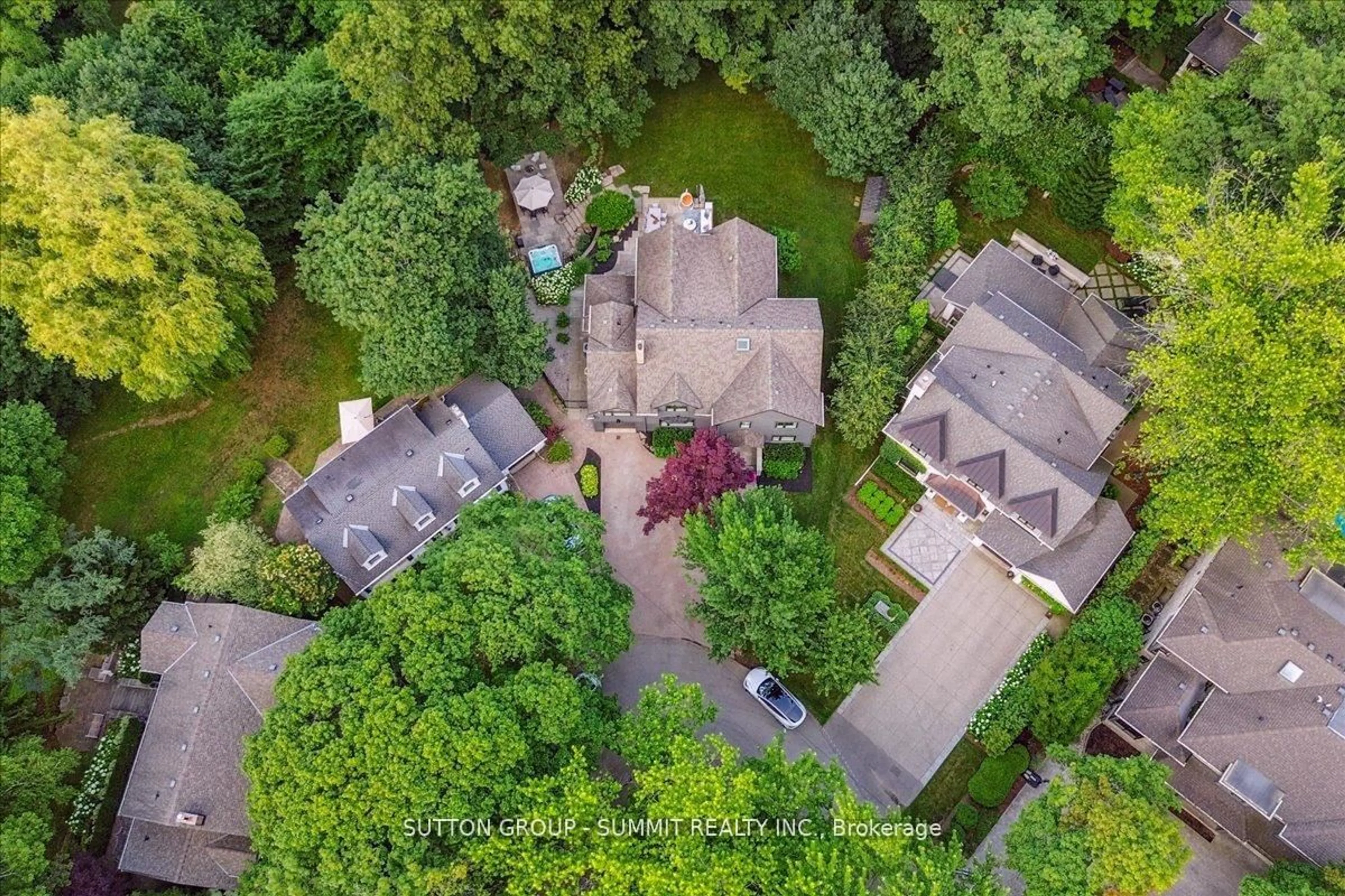 A pic from outside/outdoor area/front of a property/back of a property/a pic from drone, street for 1100 Cedar Grove Blvd, Oakville Ontario L6J 2C4