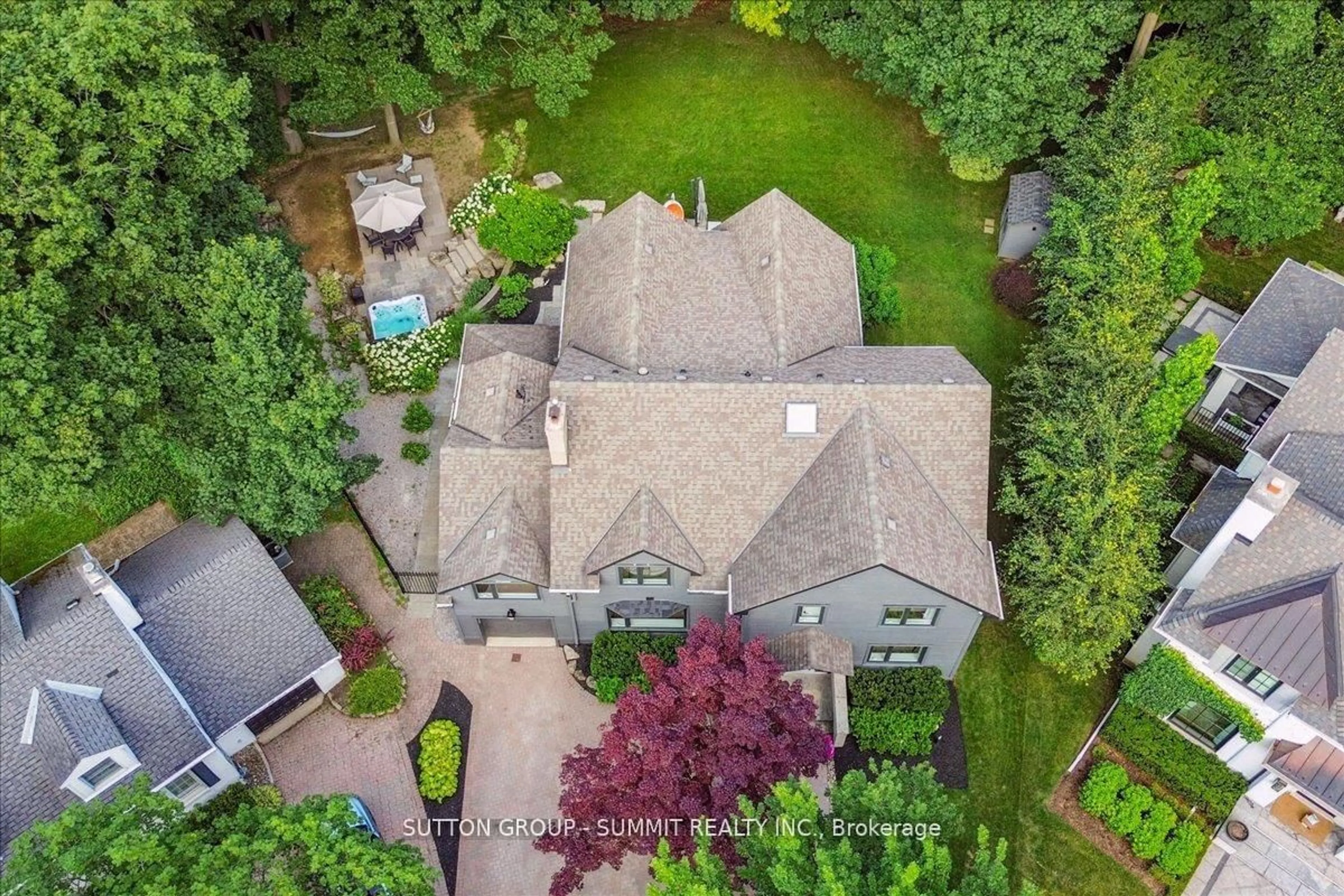 A pic from outside/outdoor area/front of a property/back of a property/a pic from drone, unknown for 1100 Cedar Grove Blvd, Oakville Ontario L6J 2C4