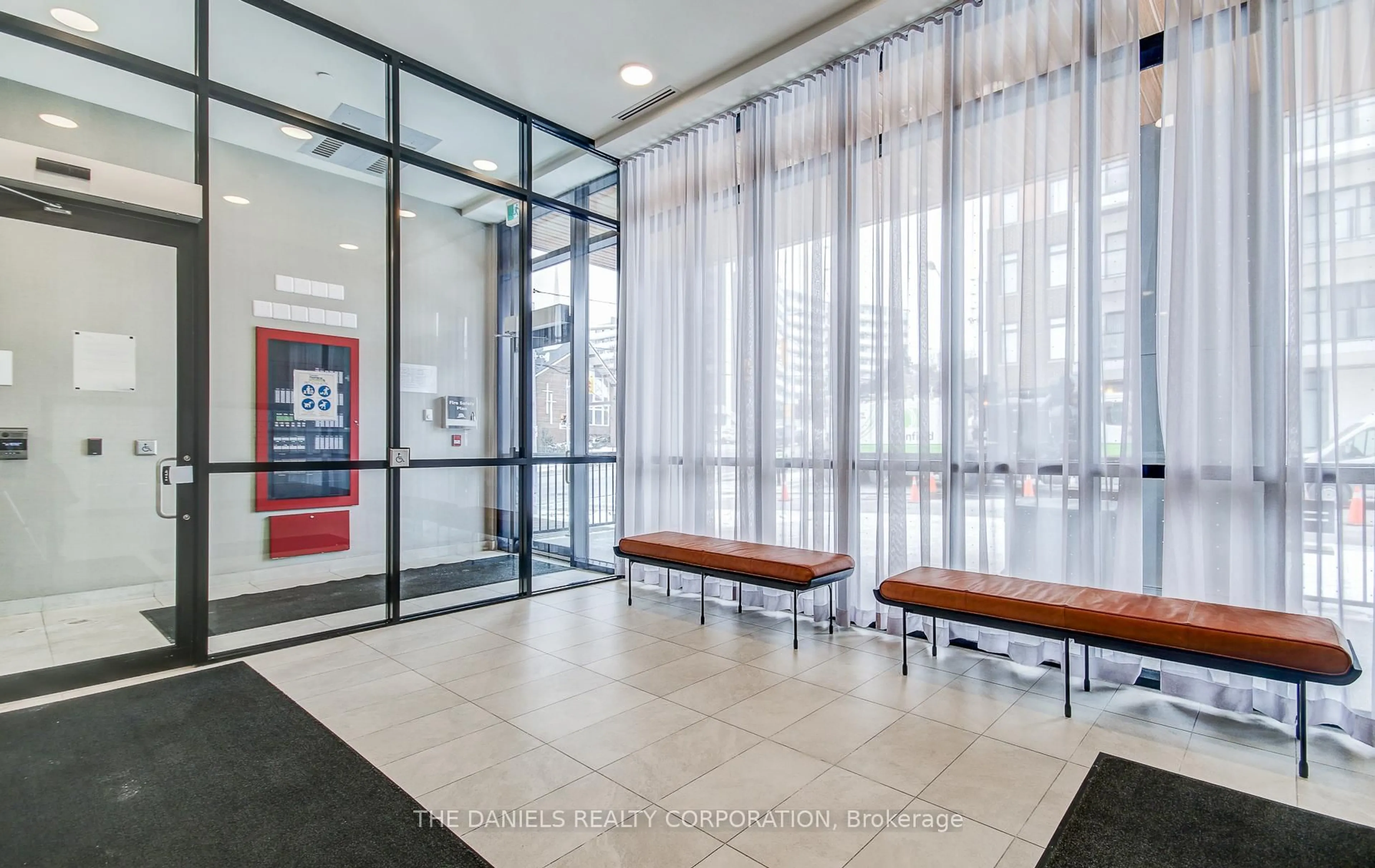 Indoor foyer for 165 Canon Jackson Dr #510, Toronto Ontario M6M 0C4