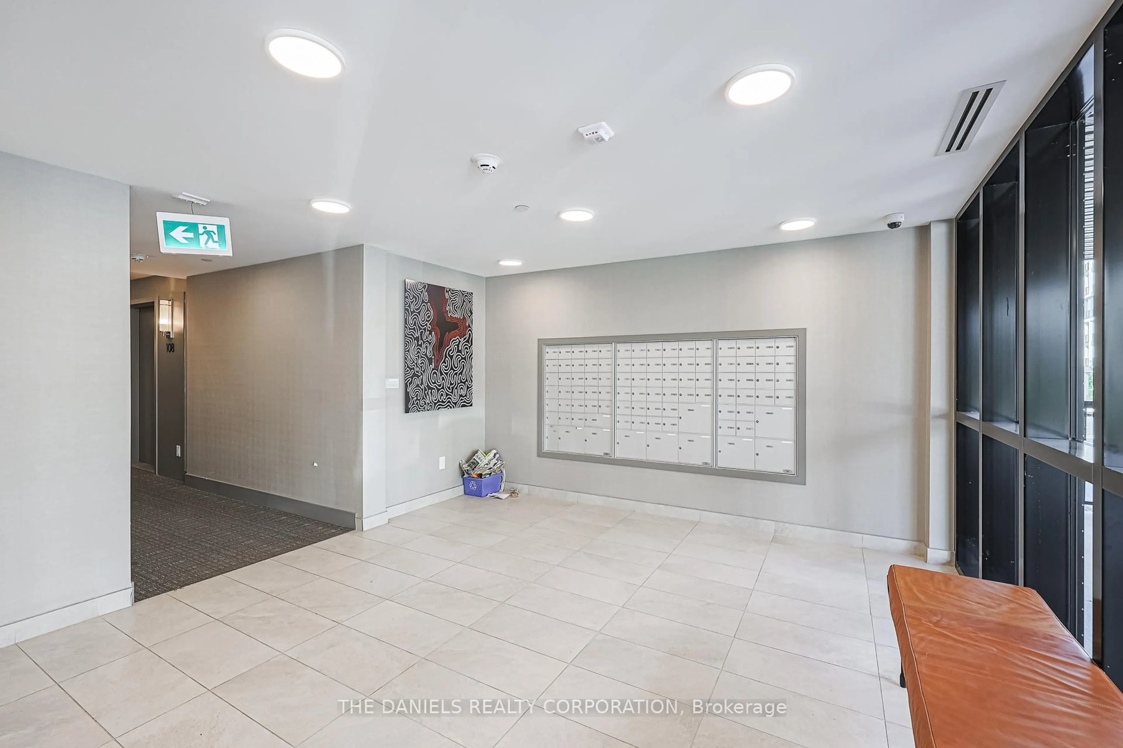 Indoor foyer for 135 Canon Jackson Dr #110, Toronto Ontario M6M 0C3