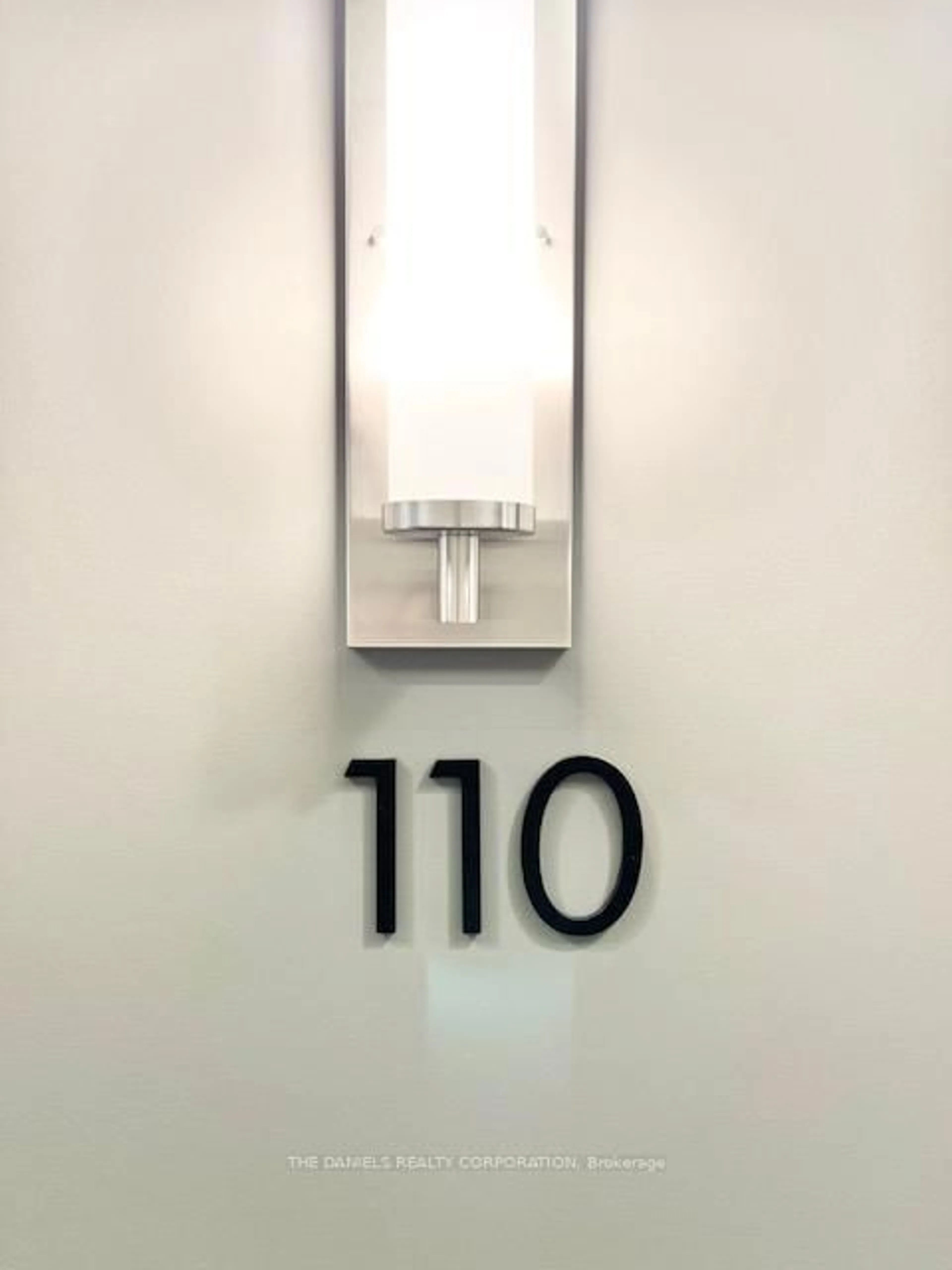 Indoor foyer for 135 Canon Jackson Dr #110, Toronto Ontario M6M 0C3