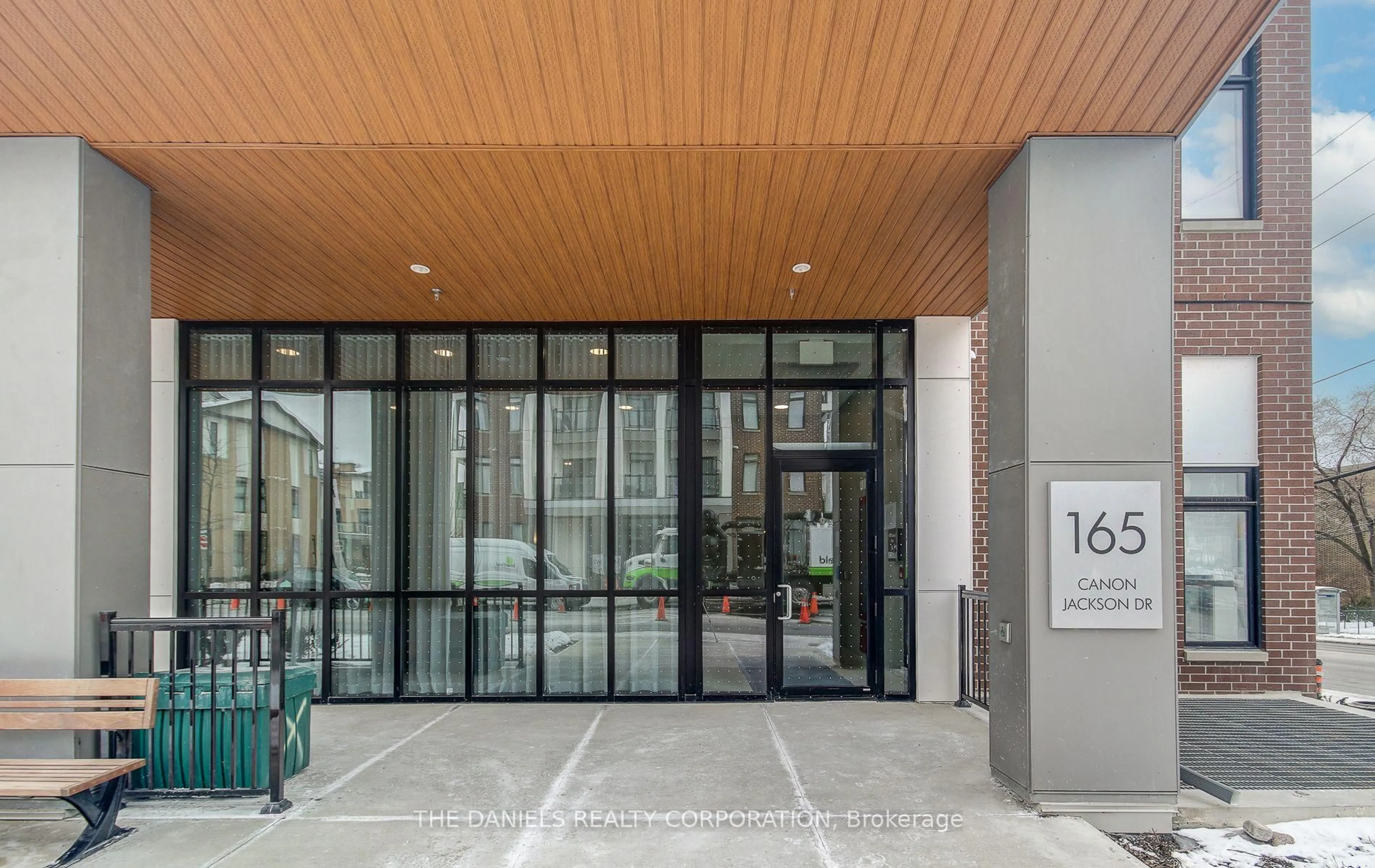 Indoor foyer for 165 Canon Jackson Dr #211, Toronto Ontario M6M 0C4