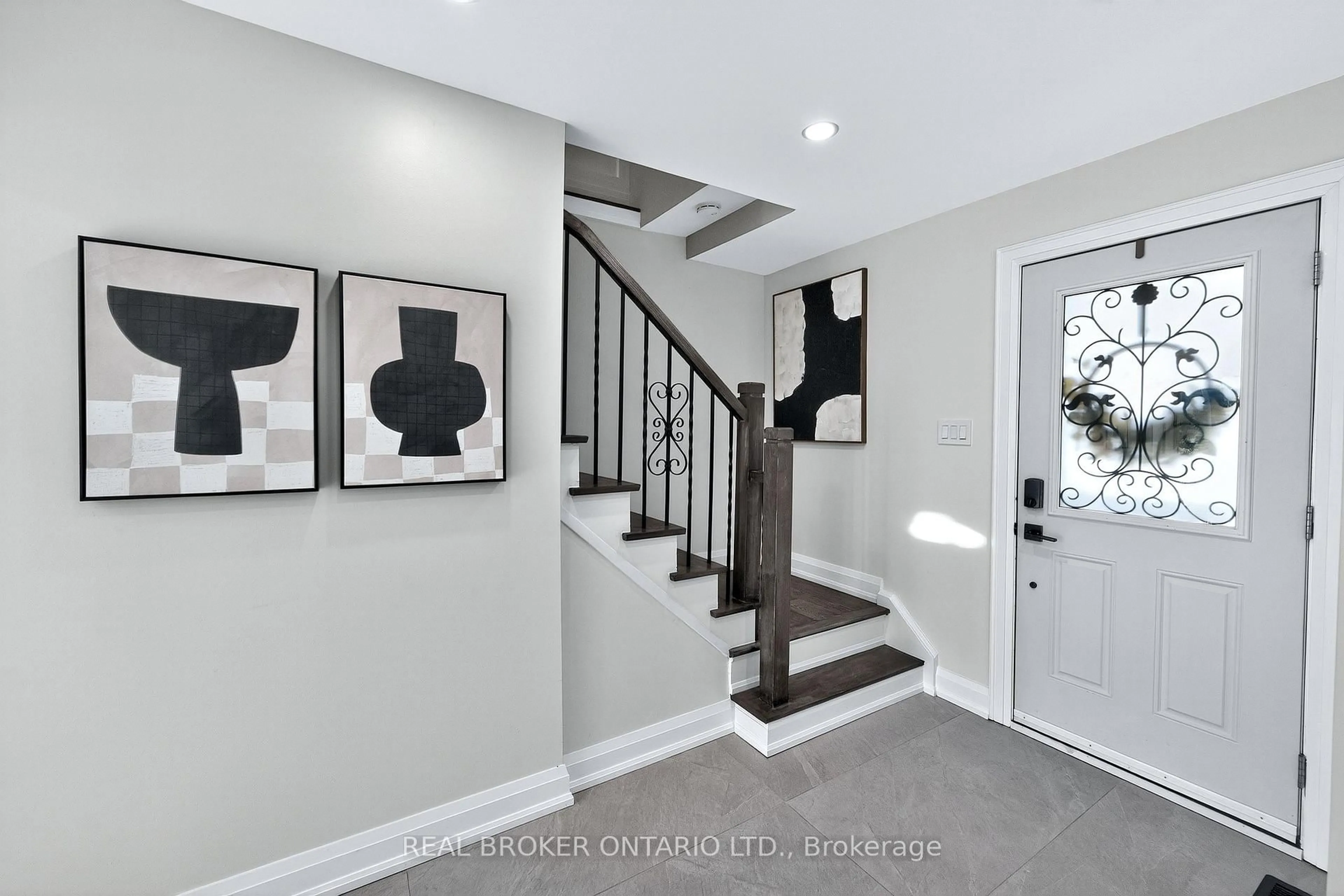 Indoor entryway for 10 Essex Pl, Brampton Ontario L6T 2A6