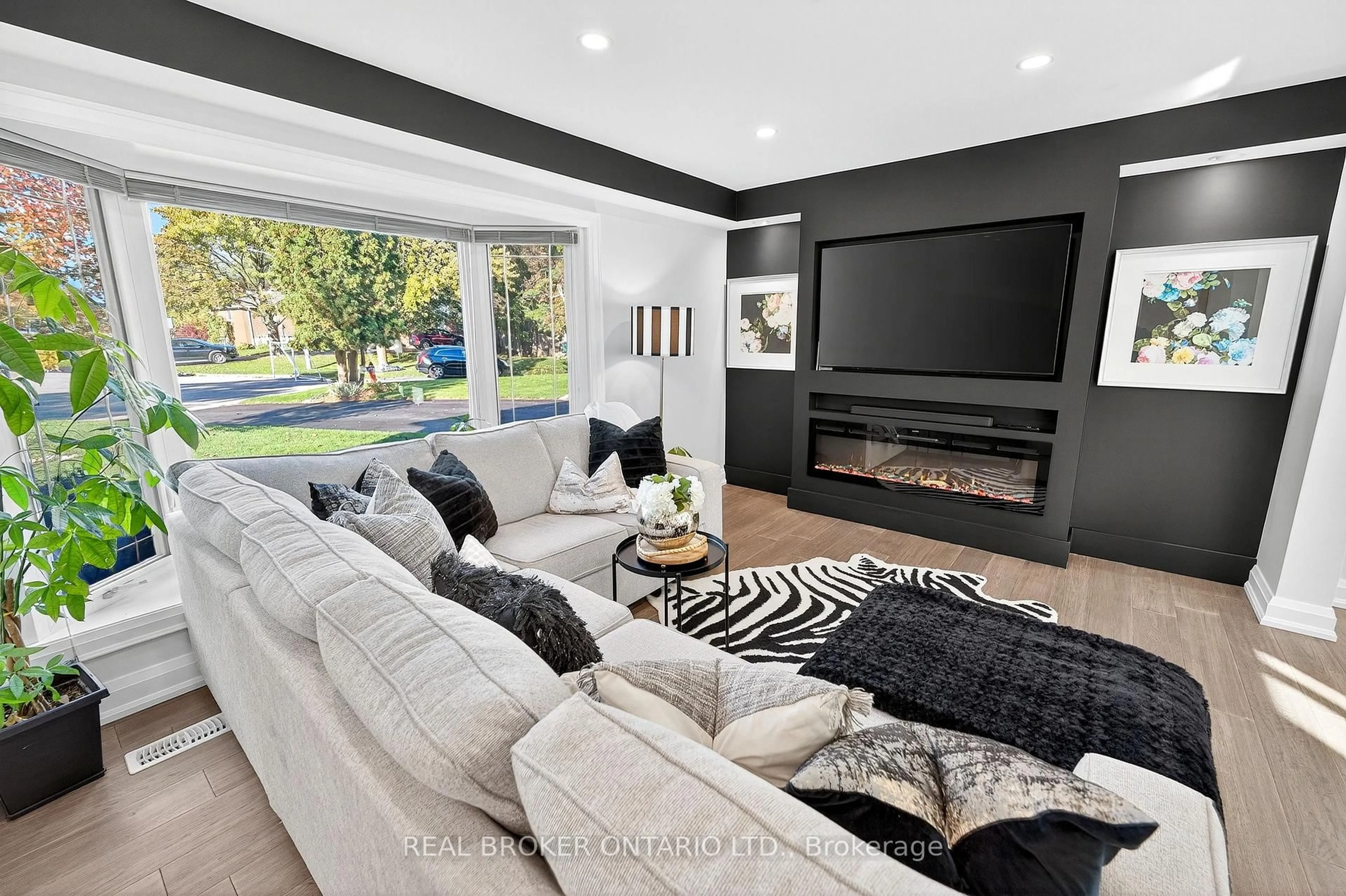 Living room with furniture, unknown for 10 Essex Pl, Brampton Ontario L6T 2A6