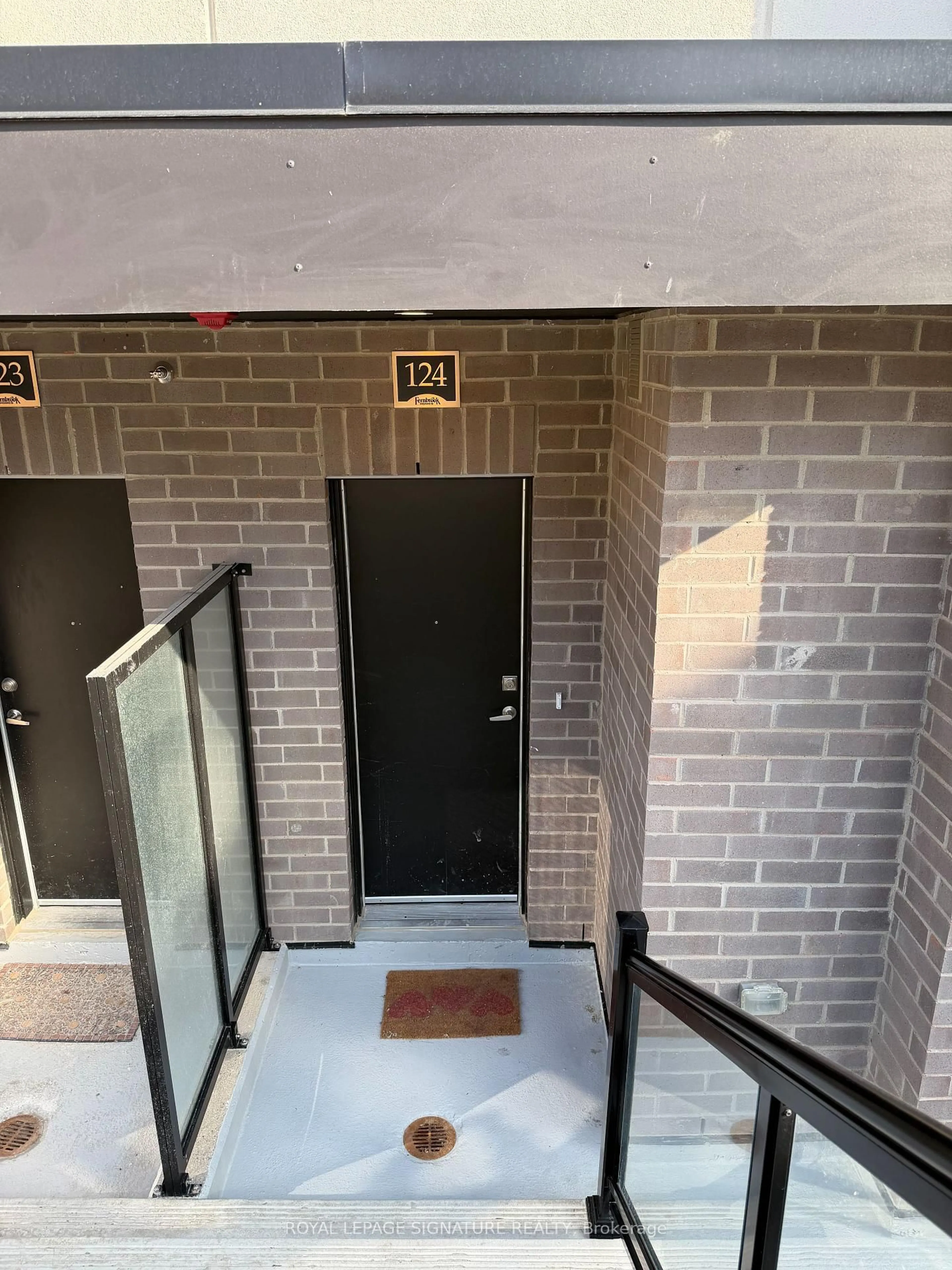 Indoor foyer for 1597 Rose Way #124, Milton Ontario L9E 0J3